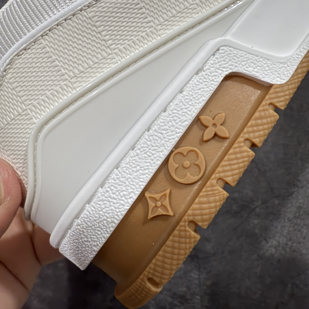 图片[3]-【天花板/Goat版】 市场最强版 没有之一的存在💪🏻 Louis Vuitton LV Trainer 系列全新版上架 手里有正品的可以对比下🆚懂货的看细节‼️ 此版品质是市场从未达到的新高度！ 整体版型 皮料 牛仔布的色差 压花纹路清晰度 后跟版型等等 都可以自行对比[机智]吊打市场所有货，怒甩十条街的那种，直接来正品对比图🆚，欢迎拿市场各大工厂的货来对比！ 尺码：35-45码-选品中心