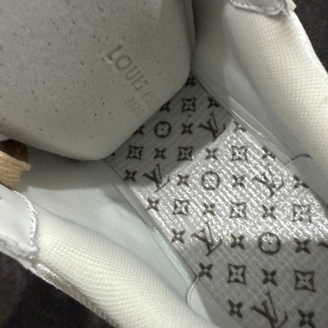 图片[9]-【天花板/Goat版】 市场最强版 没有之一的存在💪🏻 Louis Vuitton LV Trainer 系列全新版上架 手里有正品的可以对比下🆚懂货的看细节‼️ 此版品质是市场从未达到的新高度！ 整体版型 皮料 牛仔布的色差 压花纹路清晰度 后跟版型等等 都可以自行对比[机智]吊打市场所有货，怒甩十条街的那种，直接来正品对比图🆚，欢迎拿市场各大工厂的货来对比！ 尺码：35-45码-选品中心