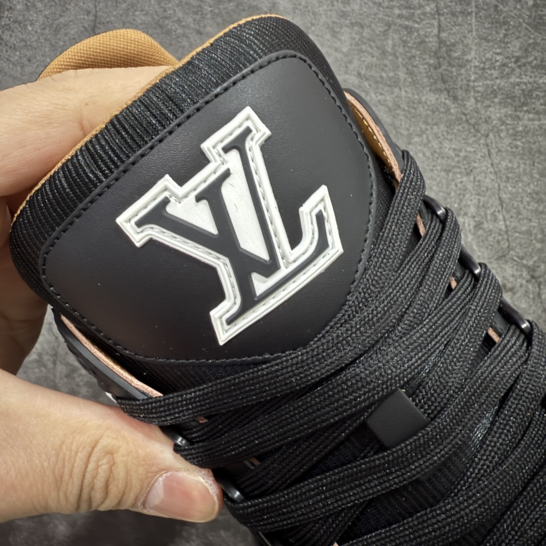 图片[6]-【天花板/Goat版】 市场最强版 没有之一的存在💪🏻 Louis Vuitton LV Trainer 系列全新版上架 手里有正品的可以对比下🆚懂货的看细节‼️ 此版品质是市场从未达到的新高度！ 整体版型 皮料 牛仔布的色差 压花纹路清晰度 后跟版型等等 都可以自行对比[机智]吊打市场所有货，怒甩十条街的那种，直接来正品对比图🆚，欢迎拿市场各大工厂的货来对比！ 尺码：35-45码-选品中心