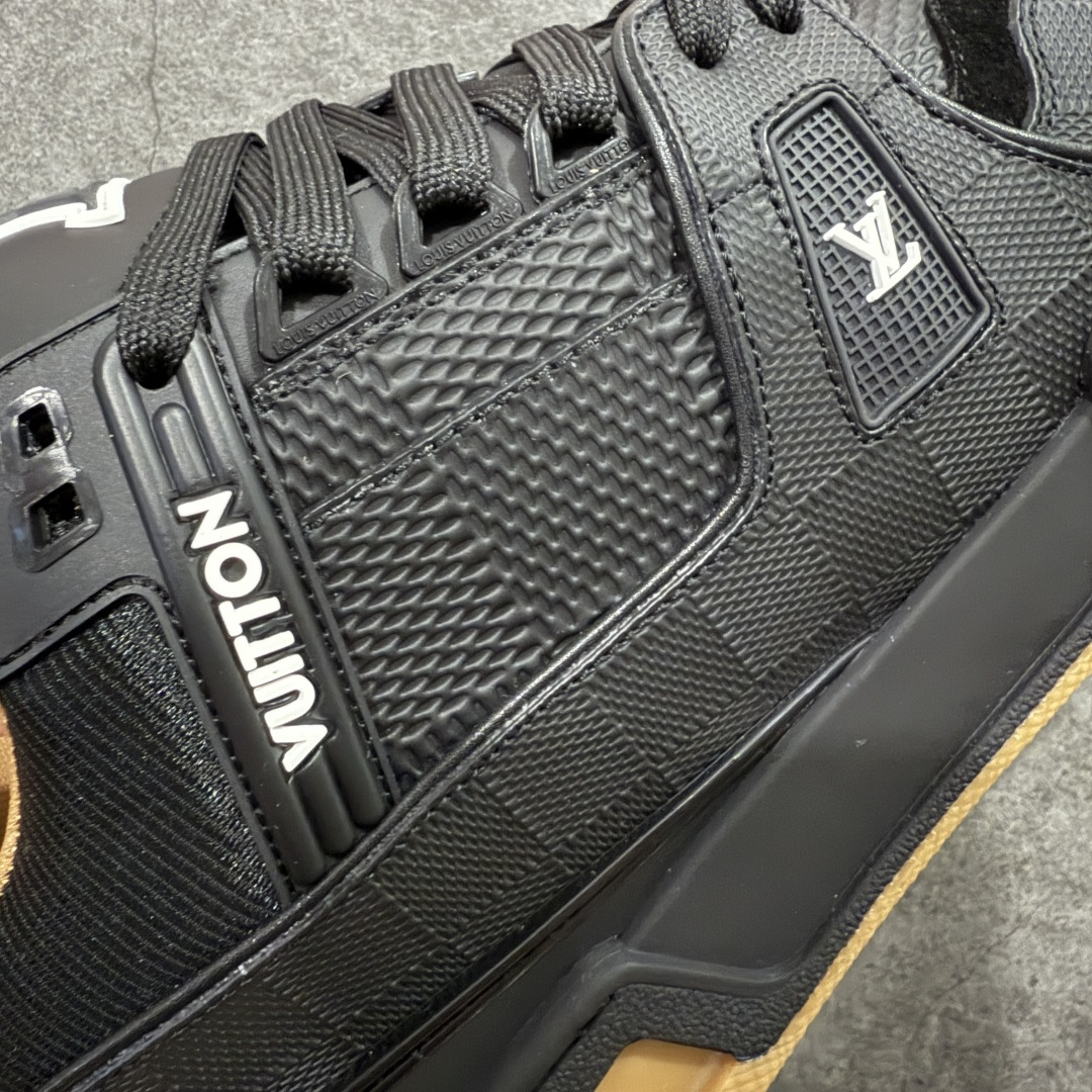 图片[4]-【天花板/Goat版】 市场最强版 没有之一的存在💪🏻 Louis Vuitton LV Trainer 系列全新版上架 手里有正品的可以对比下🆚懂货的看细节‼️ 此版品质是市场从未达到的新高度！ 整体版型 皮料 牛仔布的色差 压花纹路清晰度 后跟版型等等 都可以自行对比[机智]吊打市场所有货，怒甩十条街的那种，直接来正品对比图🆚，欢迎拿市场各大工厂的货来对比！ 尺码：35-45码-选品中心