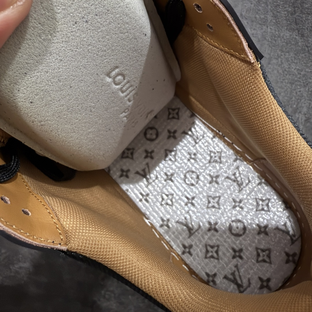 图片[9]-【天花板/Goat版】 市场最强版 没有之一的存在💪🏻 Louis Vuitton LV Trainer 系列全新版上架 手里有正品的可以对比下🆚懂货的看细节‼️ 此版品质是市场从未达到的新高度！ 整体版型 皮料 牛仔布的色差 压花纹路清晰度 后跟版型等等 都可以自行对比[机智]吊打市场所有货，怒甩十条街的那种，直接来正品对比图🆚，欢迎拿市场各大工厂的货来对比！ 尺码：35-45码-选品中心