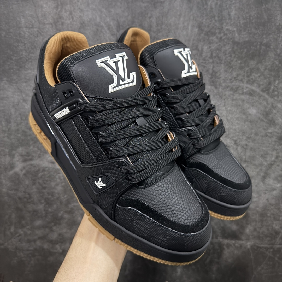 【天花板/Goat版】 市场最强版 没有之一的存在💪🏻 Louis Vuitton LV Trainer 系列全新版上架 手里有正品的可以对比下🆚懂货的看细节‼️ 此版品质是市场从未达到的新高度！ 整体版型 皮料 牛仔布的色差 压花纹路清晰度 后跟版型等等 都可以自行对比[机智]吊打市场所有货，怒甩十条街的那种，直接来正品对比图🆚，欢迎拿市场各大工厂的货来对比！ 尺码：35-45码-选品中心