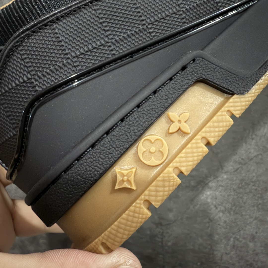 图片[3]-【天花板/Goat版】 市场最强版 没有之一的存在💪🏻 Louis Vuitton LV Trainer 系列全新版上架 手里有正品的可以对比下🆚懂货的看细节‼️ 此版品质是市场从未达到的新高度！ 整体版型 皮料 牛仔布的色差 压花纹路清晰度 后跟版型等等 都可以自行对比[机智]吊打市场所有货，怒甩十条街的那种，直接来正品对比图🆚，欢迎拿市场各大工厂的货来对比！ 尺码：35-45码-选品中心