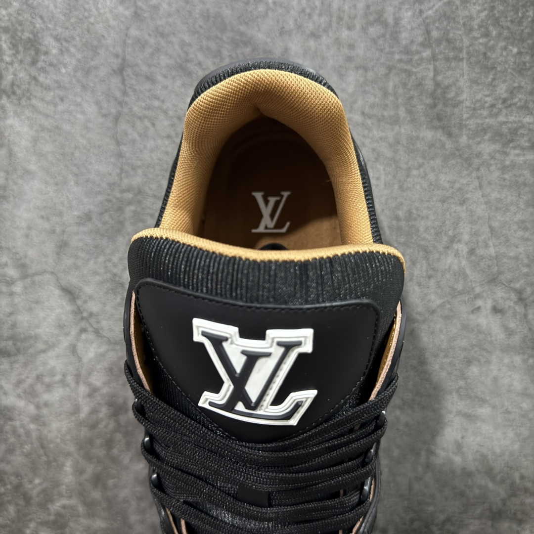 图片[8]-【天花板/Goat版】 市场最强版 没有之一的存在💪🏻 Louis Vuitton LV Trainer 系列全新版上架 手里有正品的可以对比下🆚懂货的看细节‼️ 此版品质是市场从未达到的新高度！ 整体版型 皮料 牛仔布的色差 压花纹路清晰度 后跟版型等等 都可以自行对比[机智]吊打市场所有货，怒甩十条街的那种，直接来正品对比图🆚，欢迎拿市场各大工厂的货来对比！ 尺码：35-45码-选品中心