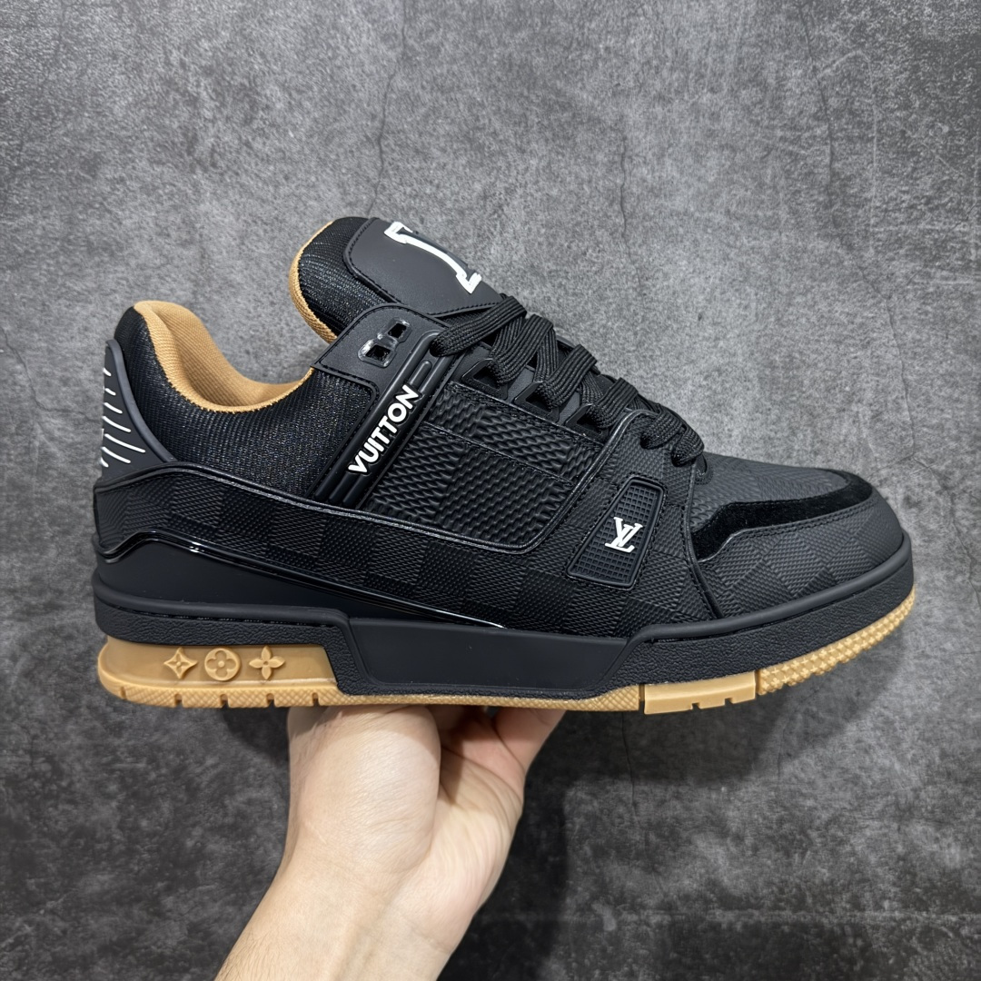 【天花板/Goat版】 市场最强版 没有之一的存在💪🏻 Louis Vuitton LV Trainer 系列全新版上架 手里有正品的可以对比下🆚懂货的看细节‼️ 此版品质是市场从未达到的新高度！ 整体版型 皮料 牛仔布的色差 压花纹路清晰度 后跟版型等等 都可以自行对比[机智]吊打市场所有货，怒甩十条街的那种，直接来正品对比图🆚，欢迎拿市场各大工厂的货来对比！ 尺码：35-45码-选品中心