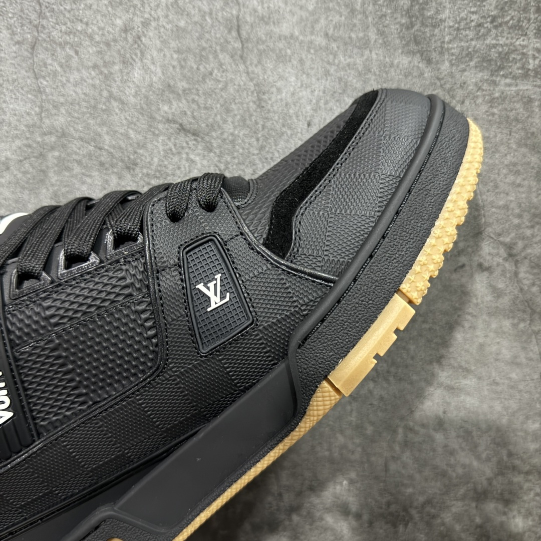 图片[6]-【天花板/Goat版】 市场最强版 没有之一的存在💪🏻 Louis Vuitton LV Trainer 系列全新版上架 手里有正品的可以对比下🆚懂货的看细节‼️ 此版品质是市场从未达到的新高度！ 整体版型 皮料 牛仔布的色差 压花纹路清晰度 后跟版型等等 都可以自行对比[机智]吊打市场所有货，怒甩十条街的那种，直接来正品对比图🆚，欢迎拿市场各大工厂的货来对比！ 尺码：35-45码-选品中心