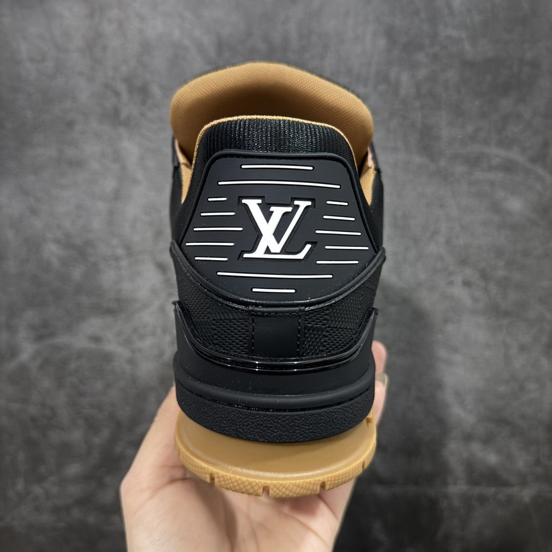 图片[4]-【天花板/Goat版】 市场最强版 没有之一的存在💪🏻 Louis Vuitton LV Trainer 系列全新版上架 手里有正品的可以对比下🆚懂货的看细节‼️ 此版品质是市场从未达到的新高度！ 整体版型 皮料 牛仔布的色差 压花纹路清晰度 后跟版型等等 都可以自行对比[机智]吊打市场所有货，怒甩十条街的那种，直接来正品对比图🆚，欢迎拿市场各大工厂的货来对比！ 尺码：35-45码-选品中心
