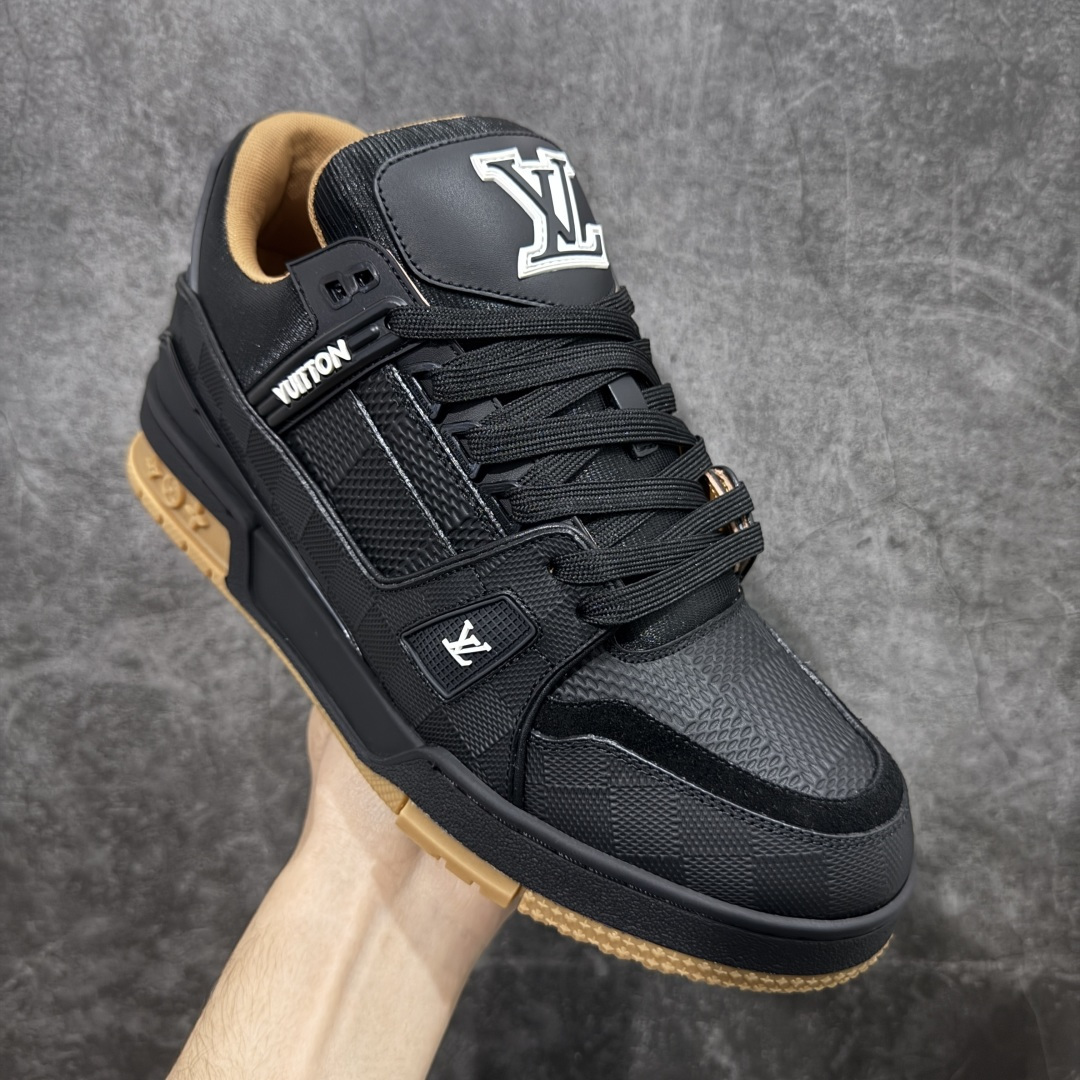 图片[3]-【天花板/Goat版】 市场最强版 没有之一的存在💪🏻 Louis Vuitton LV Trainer 系列全新版上架 手里有正品的可以对比下🆚懂货的看细节‼️ 此版品质是市场从未达到的新高度！ 整体版型 皮料 牛仔布的色差 压花纹路清晰度 后跟版型等等 都可以自行对比[机智]吊打市场所有货，怒甩十条街的那种，直接来正品对比图🆚，欢迎拿市场各大工厂的货来对比！ 尺码：35-45码-选品中心