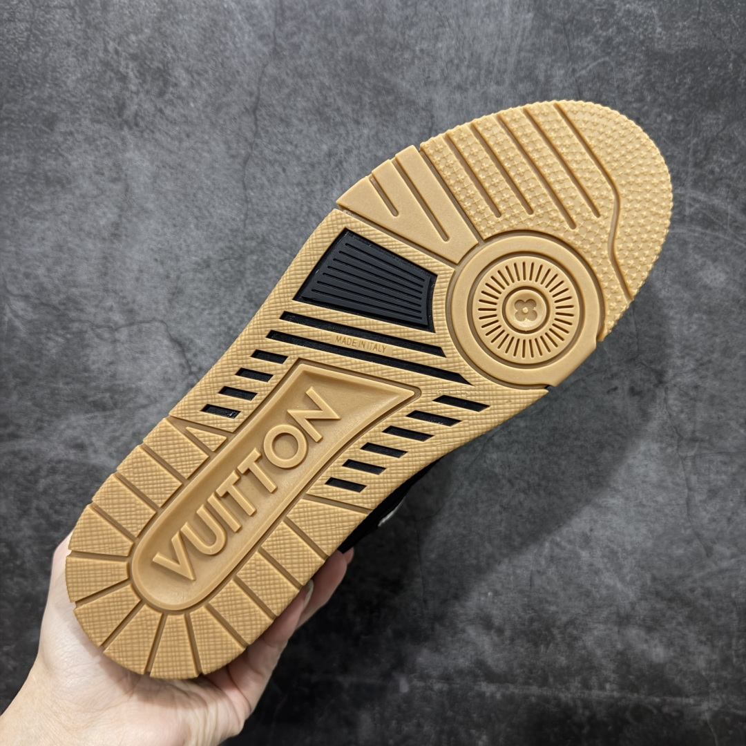 图片[9]-【天花板/Goat版】 市场最强版 没有之一的存在💪🏻 Louis Vuitton LV Trainer 系列全新版上架 手里有正品的可以对比下🆚懂货的看细节‼️ 此版品质是市场从未达到的新高度！ 整体版型 皮料 牛仔布的色差 压花纹路清晰度 后跟版型等等 都可以自行对比[机智]吊打市场所有货，怒甩十条街的那种，直接来正品对比图🆚，欢迎拿市场各大工厂的货来对比！ 尺码：35-45码-选品中心