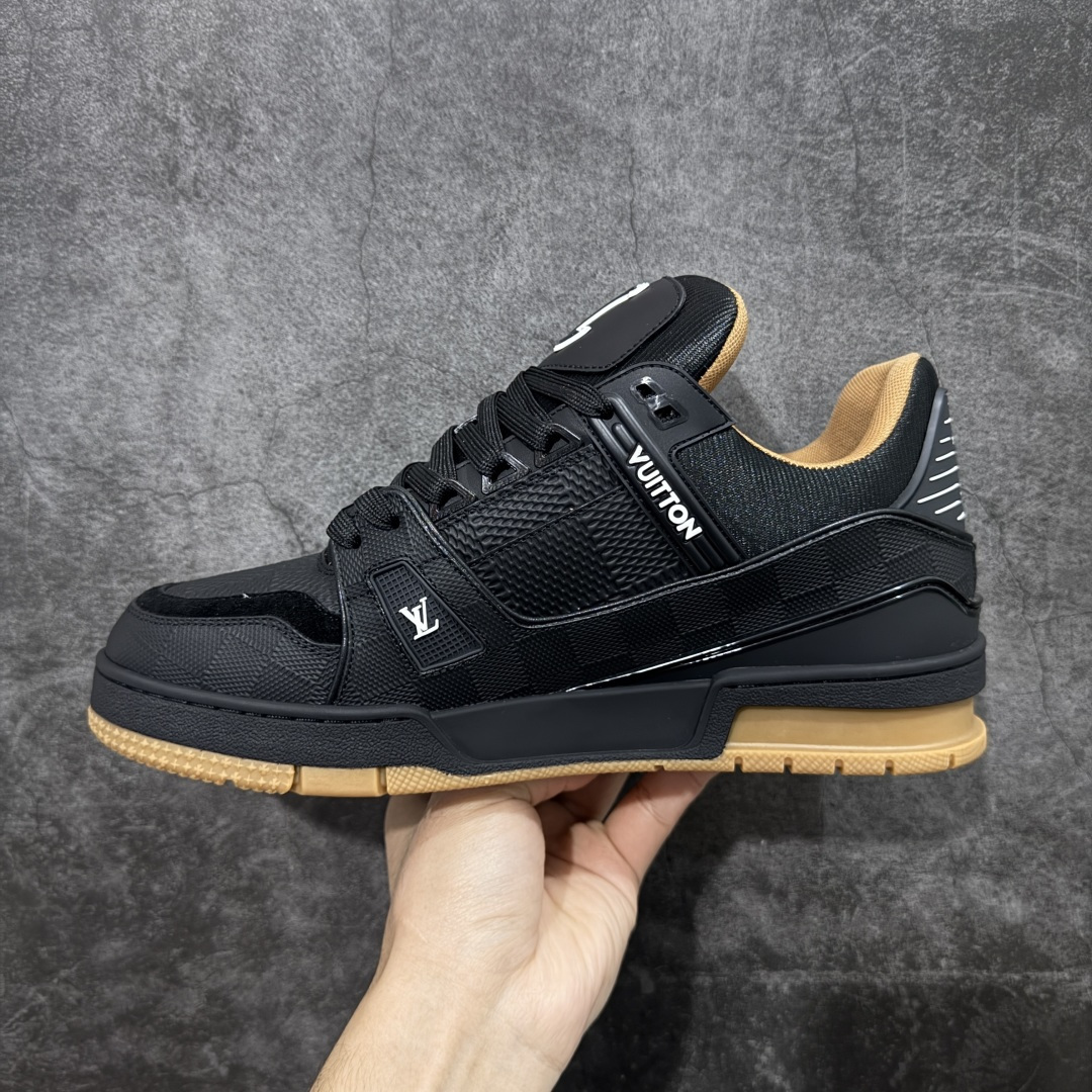 图片[2]-【天花板/Goat版】 市场最强版 没有之一的存在💪🏻 Louis Vuitton LV Trainer 系列全新版上架 手里有正品的可以对比下🆚懂货的看细节‼️ 此版品质是市场从未达到的新高度！ 整体版型 皮料 牛仔布的色差 压花纹路清晰度 后跟版型等等 都可以自行对比[机智]吊打市场所有货，怒甩十条街的那种，直接来正品对比图🆚，欢迎拿市场各大工厂的货来对比！ 尺码：35-45码-选品中心