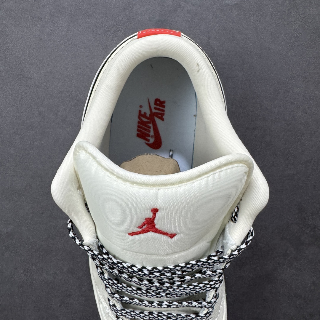 图片[7]-【定制版】Supreme x Air Jordan 1 Low Sup x 乔丹 低帮 白红色 AJ1 乔丹1代 aj1 乔1 低邦 白红黑 乔丹篮球鞋系列 鞋身整体以白色打造，搭配米白色皮革框架覆盖层，使鞋款十分百搭，鞋身两侧的Swoosh Logo采用3M反光点缀并以黑色进行描边，后跟Wings Logo辅以黑色示人，鞋舌是网眼布材料，增强了透气性，鞋舌上Jumpman Logo采用红色点缀，鞋头处迷你Swoosh LLogo红色刺绣妆点，后跟印有Supreme字样，彰显联名身份；最后以米白色中底搭配同色橡胶外底完善整体设计收尾。 货号：QB1988-001 尺码：36 36.5 37.5 38 38.5 39 40 40.5 41 42 42.5 43 44 44.5 45 编码：CCB320330-选品中心