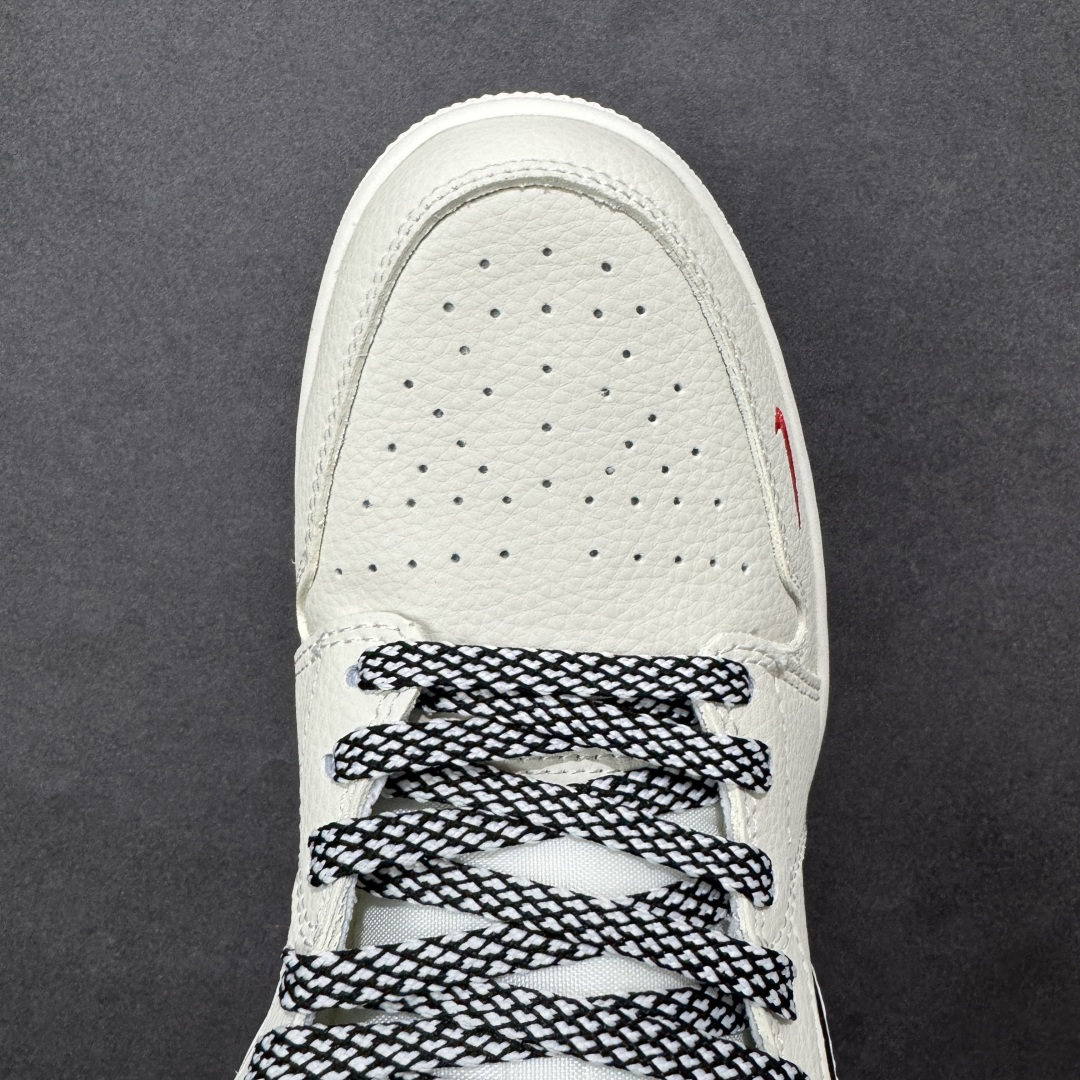 图片[8]-【定制版】Supreme x Air Jordan 1 Low Sup x 乔丹 低帮 白红色 AJ1 乔丹1代 aj1 乔1 低邦 白红黑 乔丹篮球鞋系列 鞋身整体以白色打造，搭配米白色皮革框架覆盖层，使鞋款十分百搭，鞋身两侧的Swoosh Logo采用3M反光点缀并以黑色进行描边，后跟Wings Logo辅以黑色示人，鞋舌是网眼布材料，增强了透气性，鞋舌上Jumpman Logo采用红色点缀，鞋头处迷你Swoosh LLogo红色刺绣妆点，后跟印有Supreme字样，彰显联名身份；最后以米白色中底搭配同色橡胶外底完善整体设计收尾。 货号：QB1988-001 尺码：36 36.5 37.5 38 38.5 39 40 40.5 41 42 42.5 43 44 44.5 45 编码：CCB320330-选品中心