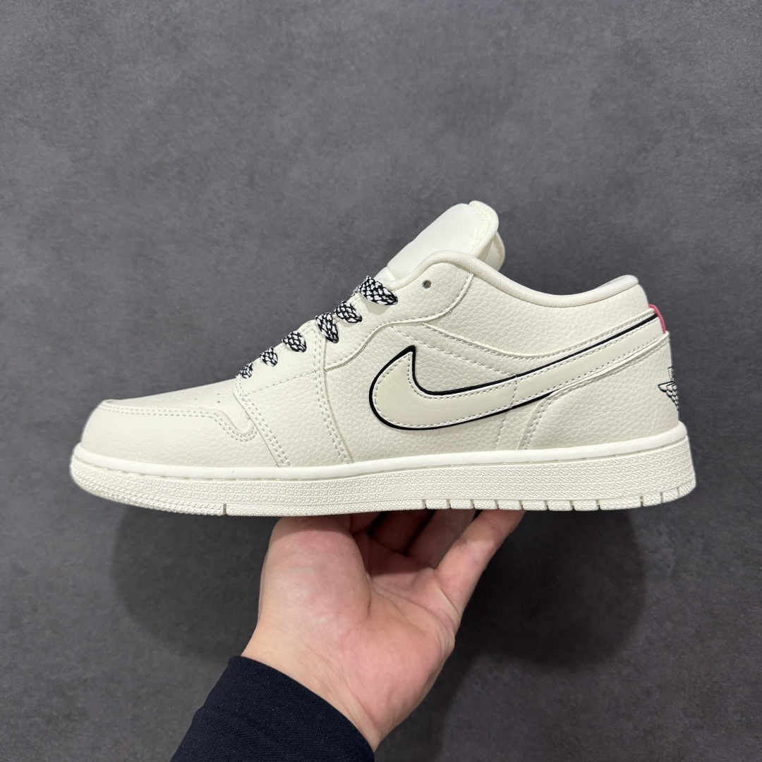 图片[2]-【定制版】Supreme x Air Jordan 1 Low Sup x 乔丹 低帮 白红色 AJ1 乔丹1代 aj1 乔1 低邦 白红黑 乔丹篮球鞋系列 鞋身整体以白色打造，搭配米白色皮革框架覆盖层，使鞋款十分百搭，鞋身两侧的Swoosh Logo采用3M反光点缀并以黑色进行描边，后跟Wings Logo辅以黑色示人，鞋舌是网眼布材料，增强了透气性，鞋舌上Jumpman Logo采用红色点缀，鞋头处迷你Swoosh LLogo红色刺绣妆点，后跟印有Supreme字样，彰显联名身份；最后以米白色中底搭配同色橡胶外底完善整体设计收尾。 货号：QB1988-001 尺码：36 36.5 37.5 38 38.5 39 40 40.5 41 42 42.5 43 44 44.5 45 编码：CCB320330-选品中心