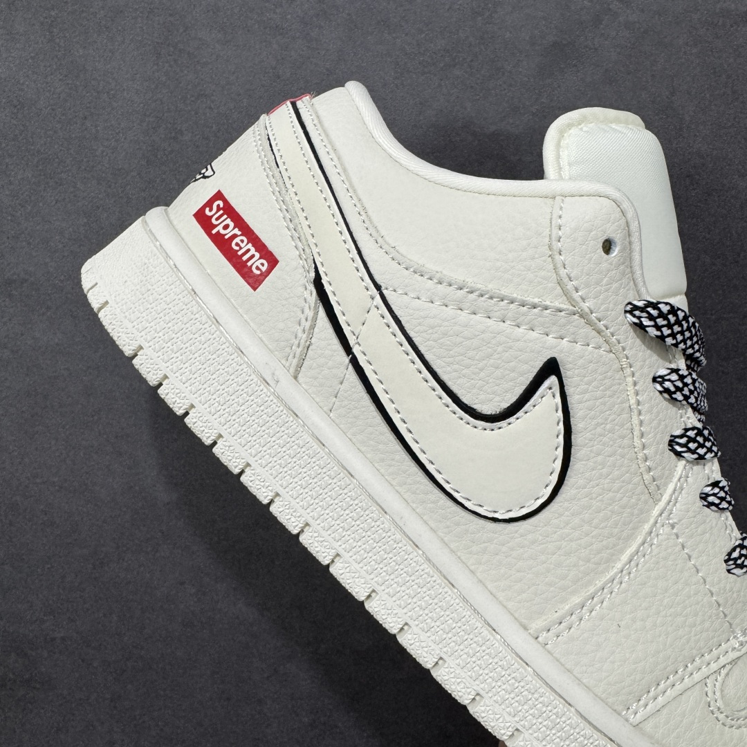 图片[6]-【定制版】Supreme x Air Jordan 1 Low Sup x 乔丹 低帮 白红色 AJ1 乔丹1代 aj1 乔1 低邦 白红黑 乔丹篮球鞋系列 鞋身整体以白色打造，搭配米白色皮革框架覆盖层，使鞋款十分百搭，鞋身两侧的Swoosh Logo采用3M反光点缀并以黑色进行描边，后跟Wings Logo辅以黑色示人，鞋舌是网眼布材料，增强了透气性，鞋舌上Jumpman Logo采用红色点缀，鞋头处迷你Swoosh LLogo红色刺绣妆点，后跟印有Supreme字样，彰显联名身份；最后以米白色中底搭配同色橡胶外底完善整体设计收尾。 货号：QB1988-001 尺码：36 36.5 37.5 38 38.5 39 40 40.5 41 42 42.5 43 44 44.5 45 编码：CCB320330-选品中心