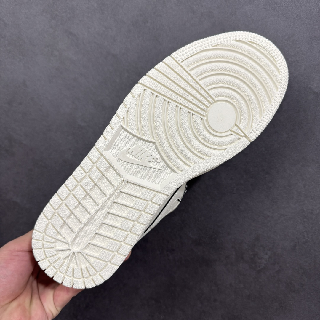 图片[9]-【定制版】Supreme x Air Jordan 1 Low Sup x 乔丹 低帮 白红色 AJ1 乔丹1代 aj1 乔1 低邦 白红黑 乔丹篮球鞋系列 鞋身整体以白色打造，搭配米白色皮革框架覆盖层，使鞋款十分百搭，鞋身两侧的Swoosh Logo采用3M反光点缀并以黑色进行描边，后跟Wings Logo辅以黑色示人，鞋舌是网眼布材料，增强了透气性，鞋舌上Jumpman Logo采用红色点缀，鞋头处迷你Swoosh LLogo红色刺绣妆点，后跟印有Supreme字样，彰显联名身份；最后以米白色中底搭配同色橡胶外底完善整体设计收尾。 货号：QB1988-001 尺码：36 36.5 37.5 38 38.5 39 40 40.5 41 42 42.5 43 44 44.5 45 编码：CCB320330-选品中心