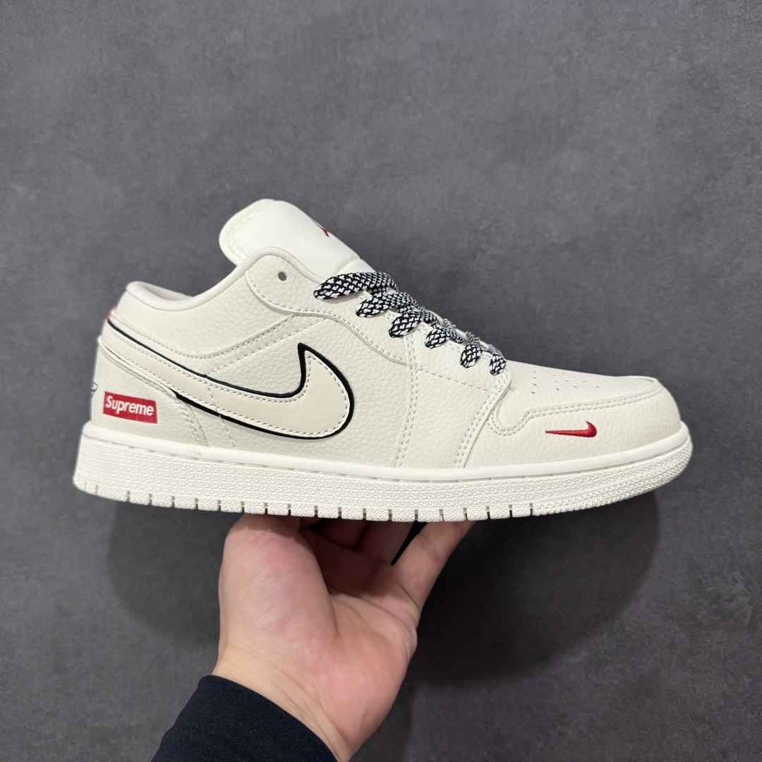 【定制版】Supreme x Air Jordan 1 Low Sup x 乔丹 低帮 白红色 AJ1 乔丹1代 aj1 乔1 低邦 白红黑 乔丹篮球鞋系列 鞋身整体以白色打造,搭配米白色皮革框架覆盖层,使鞋款十分百搭,鞋身两侧的Swoosh Logo采用3M反光点缀并以黑色进行描边,后跟Wings Logo辅以黑色示人,鞋舌是网眼布材料,增强了透气性,鞋舌上Jumpman Logo采用红色点缀,鞋头处迷你Swoosh LLogo红色刺绣妆点,后跟印有Supreme字样,彰显联名身份;最后以米白色中底搭配同色橡胶外底完善整体设计收尾。 货号:QB1988-001 尺码:36 36.5 37.5 38 38.5 39 40 40.5 41 42 42.5 43 44 44.5 45 编码:CCB320330-选品中心