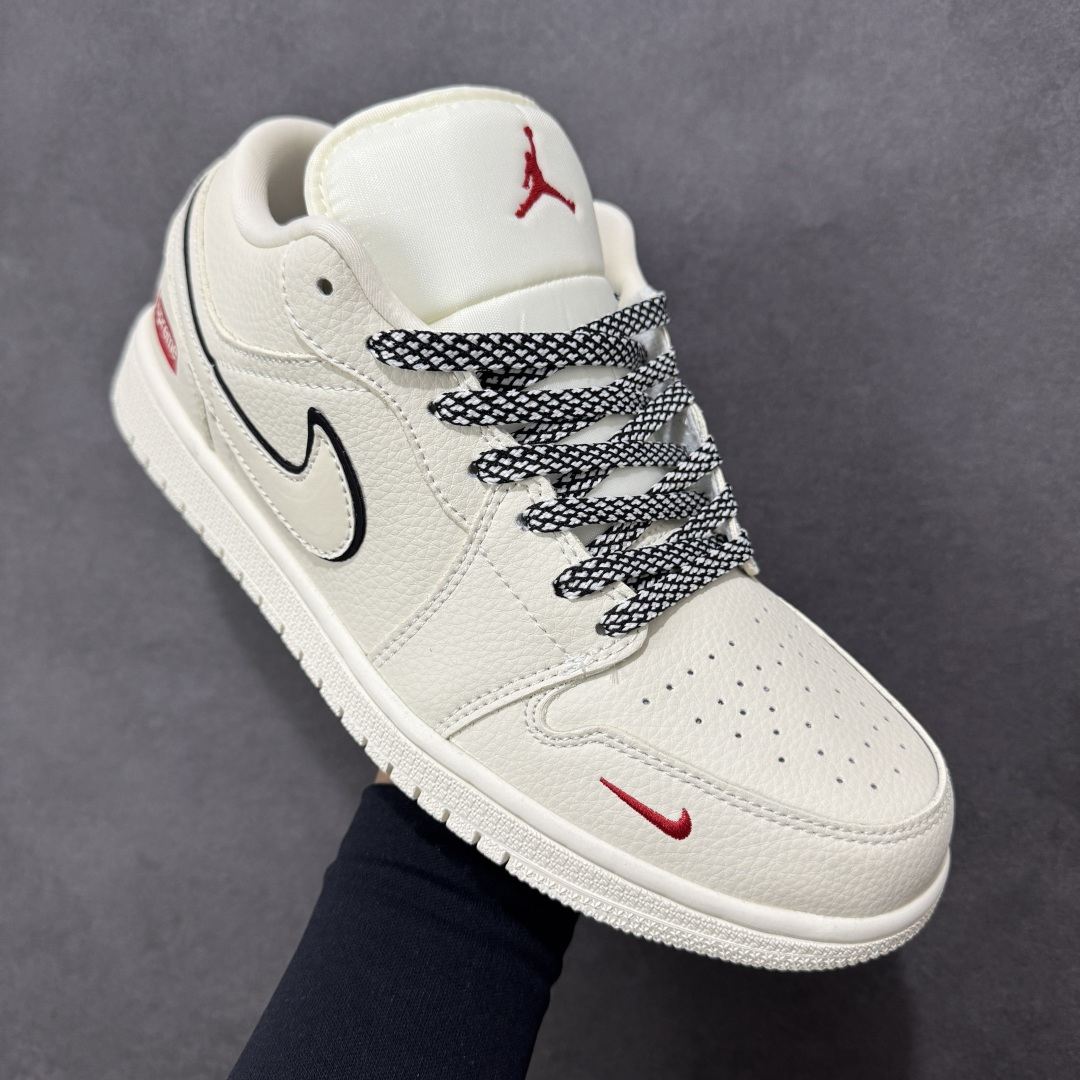 图片[3]-【定制版】Supreme x Air Jordan 1 Low Sup x 乔丹 低帮 白红色 AJ1 乔丹1代 aj1 乔1 低邦 白红黑 乔丹篮球鞋系列 鞋身整体以白色打造，搭配米白色皮革框架覆盖层，使鞋款十分百搭，鞋身两侧的Swoosh Logo采用3M反光点缀并以黑色进行描边，后跟Wings Logo辅以黑色示人，鞋舌是网眼布材料，增强了透气性，鞋舌上Jumpman Logo采用红色点缀，鞋头处迷你Swoosh LLogo红色刺绣妆点，后跟印有Supreme字样，彰显联名身份；最后以米白色中底搭配同色橡胶外底完善整体设计收尾。 货号：QB1988-001 尺码：36 36.5 37.5 38 38.5 39 40 40.5 41 42 42.5 43 44 44.5 45 编码：CCB320330-选品中心