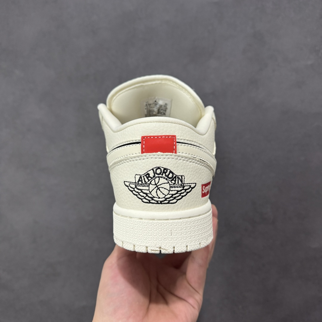 图片[4]-【定制版】Supreme x Air Jordan 1 Low Sup x 乔丹 低帮 白红色 AJ1 乔丹1代 aj1 乔1 低邦 白红黑 乔丹篮球鞋系列 鞋身整体以白色打造，搭配米白色皮革框架覆盖层，使鞋款十分百搭，鞋身两侧的Swoosh Logo采用3M反光点缀并以黑色进行描边，后跟Wings Logo辅以黑色示人，鞋舌是网眼布材料，增强了透气性，鞋舌上Jumpman Logo采用红色点缀，鞋头处迷你Swoosh LLogo红色刺绣妆点，后跟印有Supreme字样，彰显联名身份；最后以米白色中底搭配同色橡胶外底完善整体设计收尾。 货号：QB1988-001 尺码：36 36.5 37.5 38 38.5 39 40 40.5 41 42 42.5 43 44 44.5 45 编码：CCB320330-选品中心