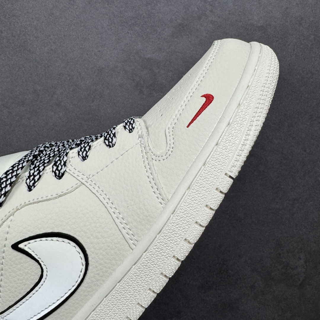 图片[5]-【定制版】Supreme x Air Jordan 1 Low Sup x 乔丹 低帮 白红色 AJ1 乔丹1代 aj1 乔1 低邦 白红黑 乔丹篮球鞋系列 鞋身整体以白色打造，搭配米白色皮革框架覆盖层，使鞋款十分百搭，鞋身两侧的Swoosh Logo采用3M反光点缀并以黑色进行描边，后跟Wings Logo辅以黑色示人，鞋舌是网眼布材料，增强了透气性，鞋舌上Jumpman Logo采用红色点缀，鞋头处迷你Swoosh LLogo红色刺绣妆点，后跟印有Supreme字样，彰显联名身份；最后以米白色中底搭配同色橡胶外底完善整体设计收尾。 货号：QB1988-001 尺码：36 36.5 37.5 38 38.5 39 40 40.5 41 42 42.5 43 44 44.5 45 编码：CCB320330-选品中心