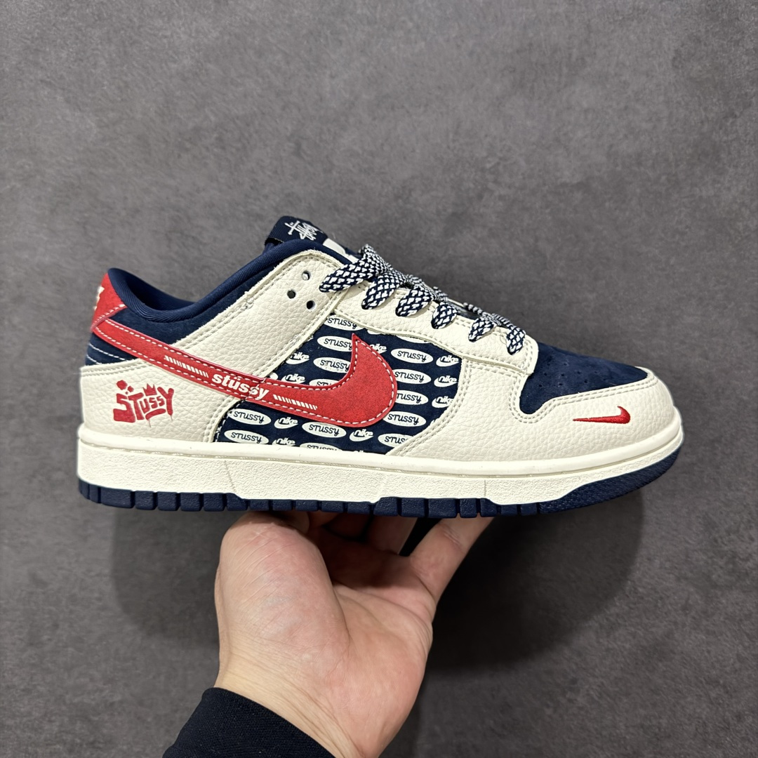 【定制版】高端定制Nike SB Dunk Low “斯图西联名------米白黑红勾” 高端定制 低帮休闲板鞋 定制鞋盒 大厂纯原品质出货 超高清洁度 皮料切割干净无任何毛边 细节完美 货号:DD1988-008 尺码:36 36.5 37.5 38 38.5 39 40 40.5 41 42 42.5 43 44 44.5 45 编码:HXSB330340-选品中心