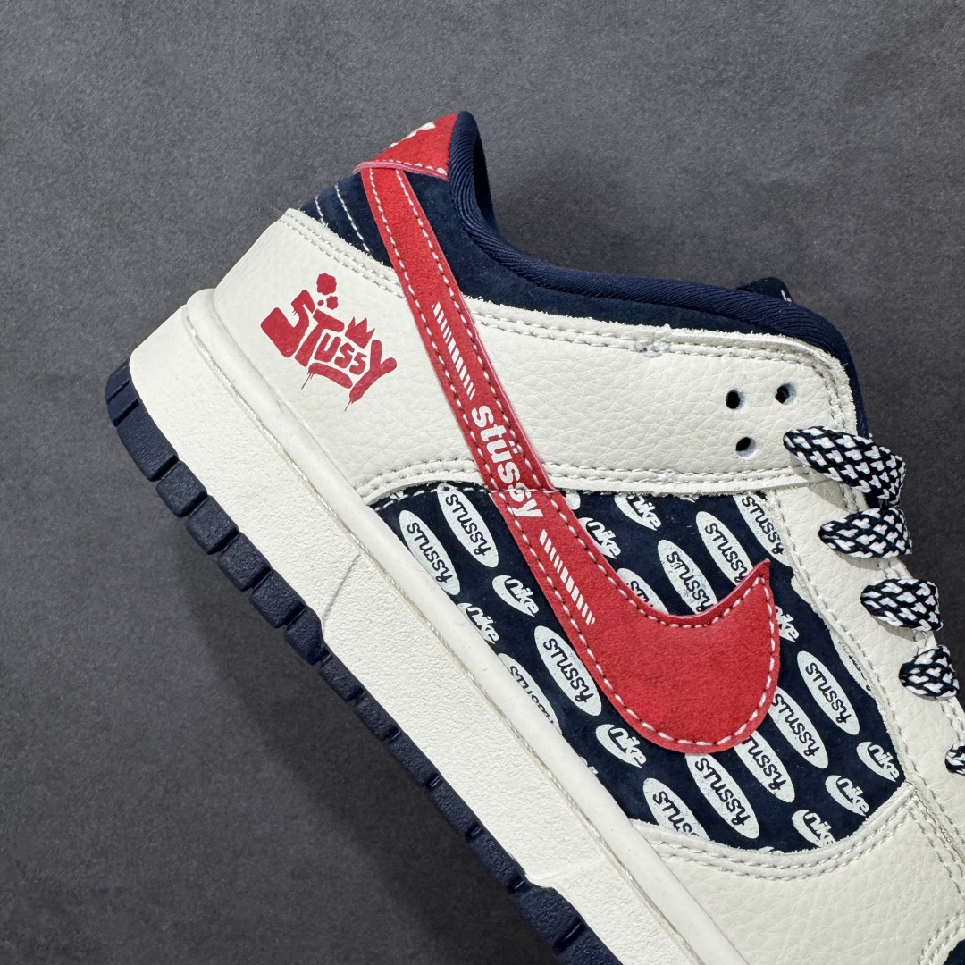 图片[6]-【定制版】高端定制Nike SB Dunk Low “斯图西联名——米白黑红勾” 高端定制 低帮休闲板鞋 定制鞋盒 大厂纯原品质出货 超高清洁度 皮料切割干净无任何毛边 细节完美 货号：DD1988-008 尺码：36 36.5 37.5 38 38.5 39 40 40.5 41 42 42.5 43 44 44.5 45 编码：HXSB330340-选品中心
