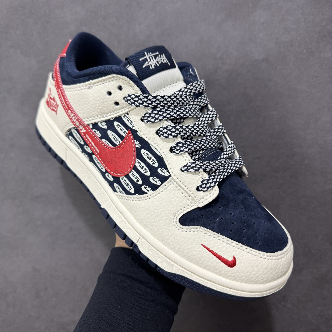 图片[3]-【定制版】高端定制Nike SB Dunk Low “斯图西联名——米白黑红勾” 高端定制 低帮休闲板鞋 定制鞋盒 大厂纯原品质出货 超高清洁度 皮料切割干净无任何毛边 细节完美 货号：DD1988-008 尺码：36 36.5 37.5 38 38.5 39 40 40.5 41 42 42.5 43 44 44.5 45 编码：HXSB330340-选品中心