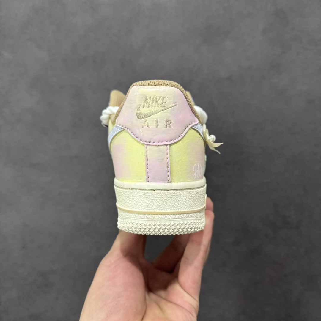 图片[4]-【定制版】手绘涂鸦“雾屿星芒”Nike Air Force 1 “Mist Island & Starlight”空军一号定制板鞋 采用马卡龙渐变底色（浅粉、淡蓝、奶黄晕染），鞋身拼接编织纹理材质增加质感，鞋侧点缀手绘星星元素；鞋带替换为粗绳结+粉白撞色设计，后跟饰有蝴蝶结细节并印“Hipper”字样，整体风格清新柔和又不失个性，适配日常穿搭与小众审美 货号：FJ7740-120 尺码： 36 36.5 37.5 38 38.5 39 40 40.5 41 42 42.5 43 44 44.5 45 编码：HXSA310320-选品中心