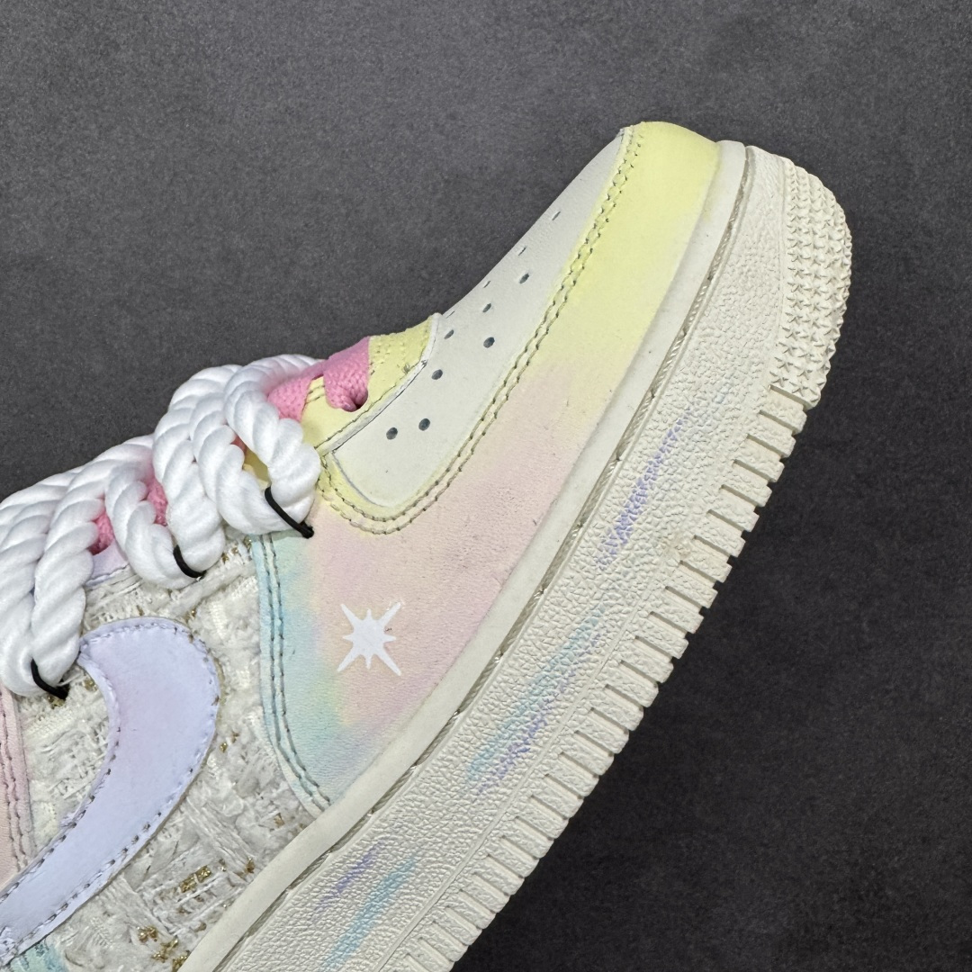 图片[5]-【定制版】手绘涂鸦“雾屿星芒”Nike Air Force 1 “Mist Island & Starlight”空军一号定制板鞋 采用马卡龙渐变底色（浅粉、淡蓝、奶黄晕染），鞋身拼接编织纹理材质增加质感，鞋侧点缀手绘星星元素；鞋带替换为粗绳结+粉白撞色设计，后跟饰有蝴蝶结细节并印“Hipper”字样，整体风格清新柔和又不失个性，适配日常穿搭与小众审美 货号：FJ7740-120 尺码： 36 36.5 37.5 38 38.5 39 40 40.5 41 42 42.5 43 44 44.5 45 编码：HXSA310320-选品中心