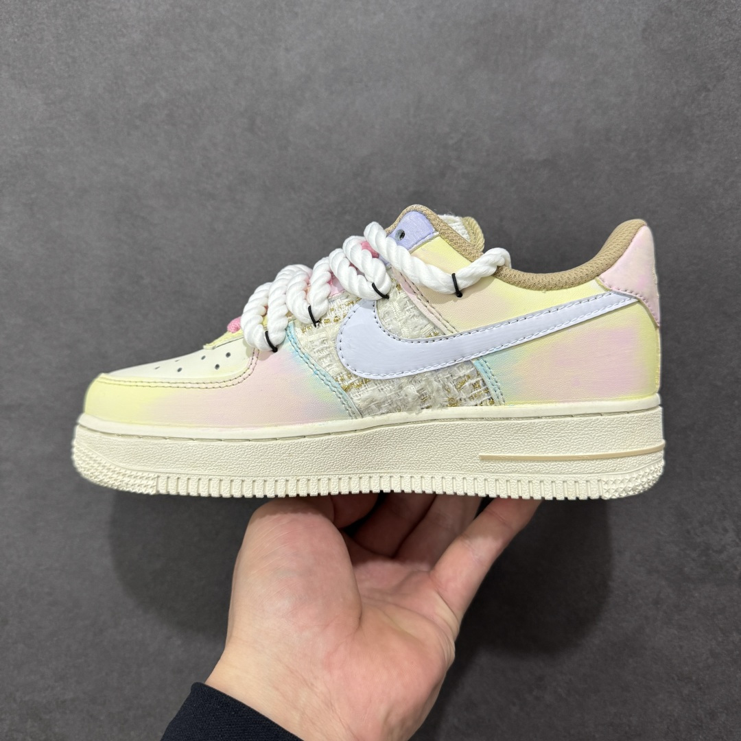 图片[2]-【定制版】手绘涂鸦“雾屿星芒”Nike Air Force 1 “Mist Island & Starlight”空军一号定制板鞋 采用马卡龙渐变底色（浅粉、淡蓝、奶黄晕染），鞋身拼接编织纹理材质增加质感，鞋侧点缀手绘星星元素；鞋带替换为粗绳结+粉白撞色设计，后跟饰有蝴蝶结细节并印“Hipper”字样，整体风格清新柔和又不失个性，适配日常穿搭与小众审美 货号：FJ7740-120 尺码： 36 36.5 37.5 38 38.5 39 40 40.5 41 42 42.5 43 44 44.5 45 编码：HXSA310320-选品中心