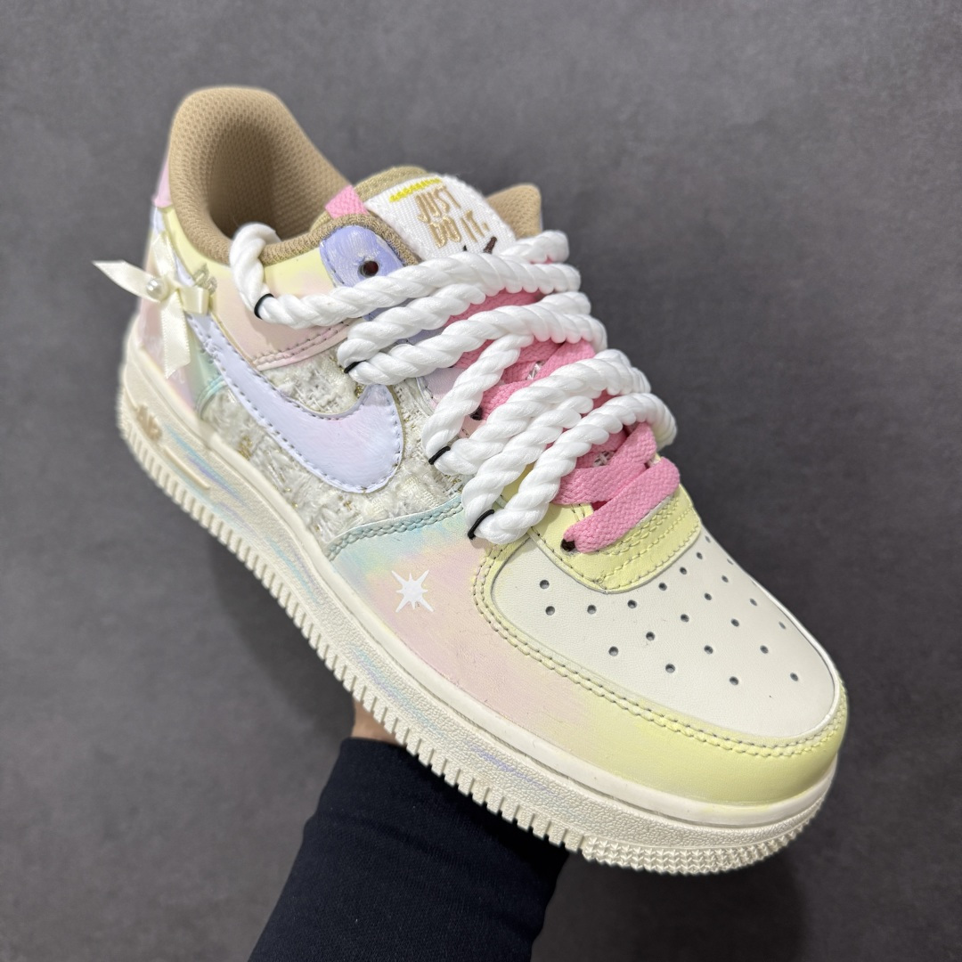 图片[3]-【定制版】手绘涂鸦“雾屿星芒”Nike Air Force 1 “Mist Island & Starlight”空军一号定制板鞋 采用马卡龙渐变底色（浅粉、淡蓝、奶黄晕染），鞋身拼接编织纹理材质增加质感，鞋侧点缀手绘星星元素；鞋带替换为粗绳结+粉白撞色设计，后跟饰有蝴蝶结细节并印“Hipper”字样，整体风格清新柔和又不失个性，适配日常穿搭与小众审美 货号：FJ7740-120 尺码： 36 36.5 37.5 38 38.5 39 40 40.5 41 42 42.5 43 44 44.5 45 编码：HXSA310320-选品中心