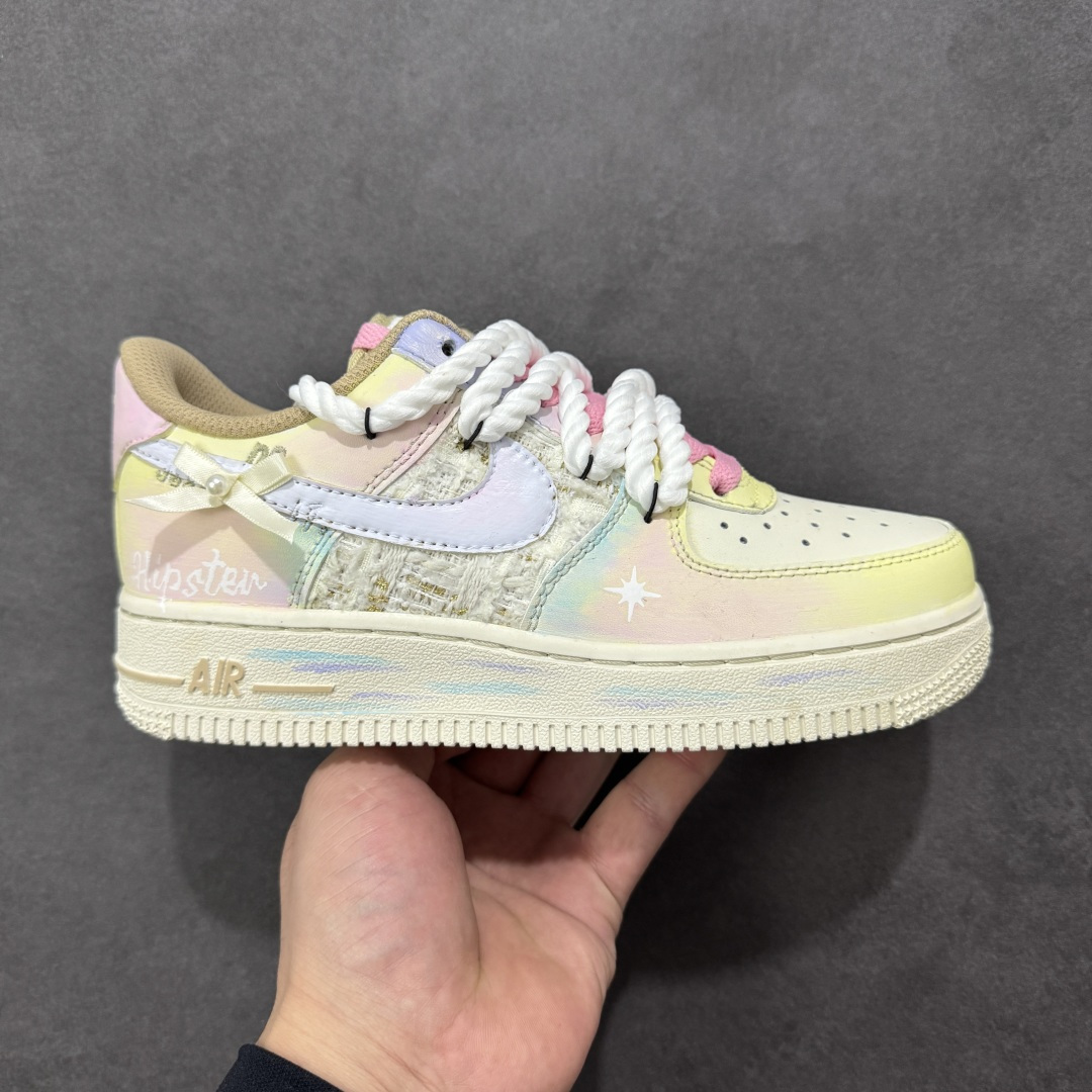 【定制版】手绘涂鸦“雾屿星芒”Nike Air Force 1 “Mist Island & Starlight”空军一号定制板鞋 采用马卡龙渐变底色(浅粉、淡蓝、奶黄晕染),鞋身拼接编织纹理材质增加质感,鞋侧点缀手绘星星元素;鞋带替换为粗绳结+粉白撞色设计,后跟饰有蝴蝶结细节并印“Hipper”字样,整体风格清新柔和又不失个性,适配日常穿搭与小众审美 货号:FJ7740-120 尺码: 36 36.5 37.5 38 38.5 39 40 40.5 41 42 42.5 43 44 44.5 45 编码:HXSA310320-选品中心