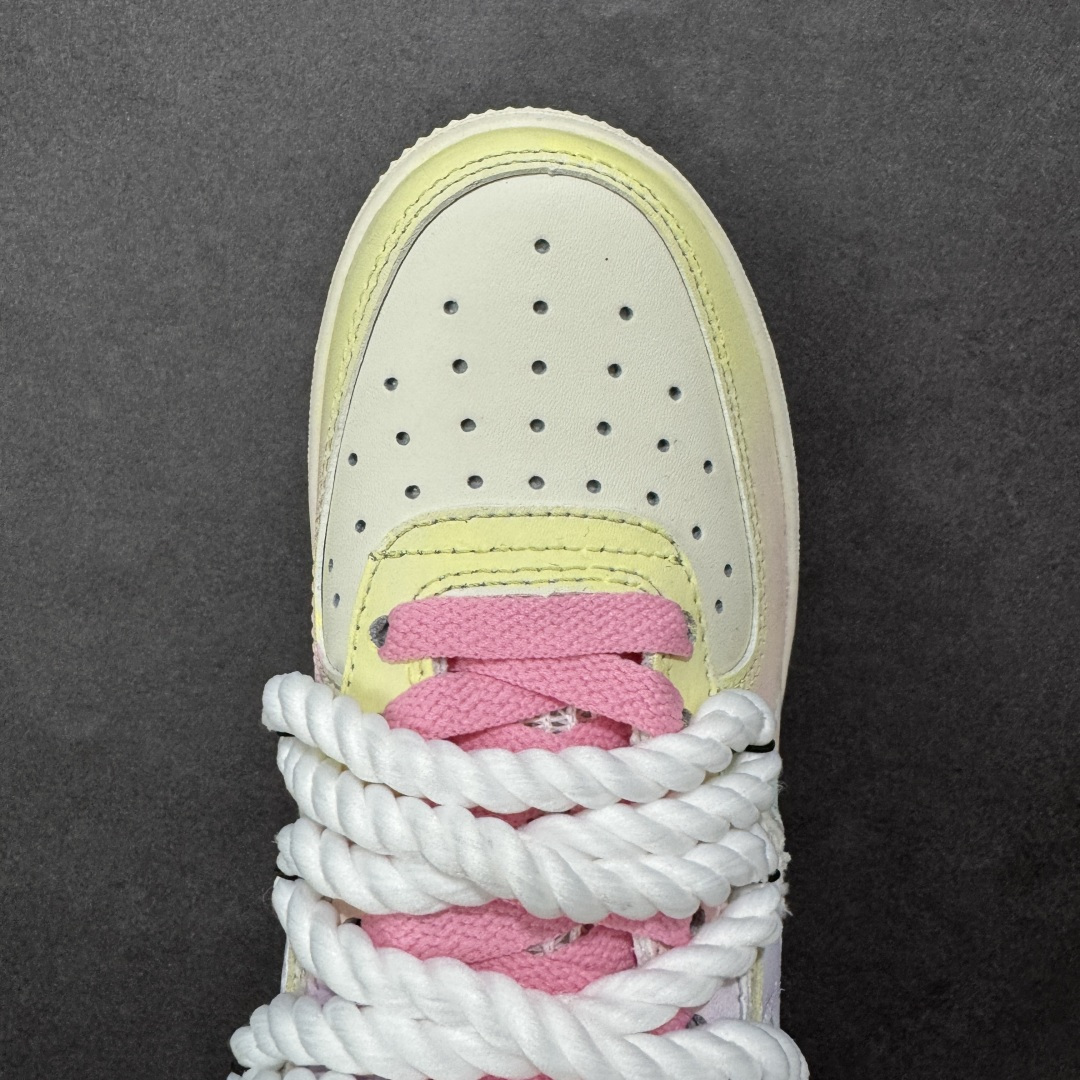 图片[8]-【定制版】手绘涂鸦“雾屿星芒”Nike Air Force 1 “Mist Island & Starlight”空军一号定制板鞋 采用马卡龙渐变底色（浅粉、淡蓝、奶黄晕染），鞋身拼接编织纹理材质增加质感，鞋侧点缀手绘星星元素；鞋带替换为粗绳结+粉白撞色设计，后跟饰有蝴蝶结细节并印“Hipper”字样，整体风格清新柔和又不失个性，适配日常穿搭与小众审美 货号：FJ7740-120 尺码： 36 36.5 37.5 38 38.5 39 40 40.5 41 42 42.5 43 44 44.5 45 编码：HXSA310320-选品中心