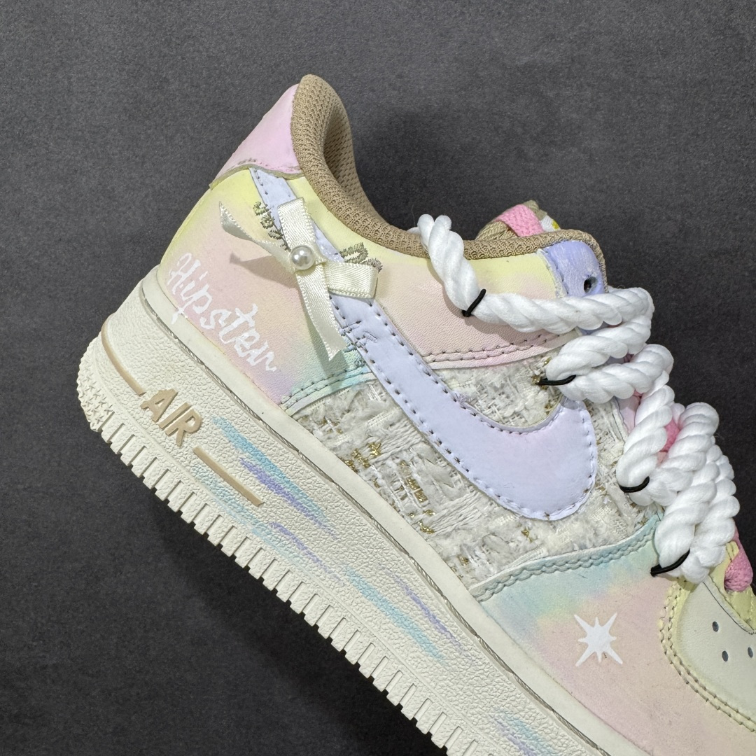 图片[6]-【定制版】手绘涂鸦“雾屿星芒”Nike Air Force 1 “Mist Island & Starlight”空军一号定制板鞋 采用马卡龙渐变底色（浅粉、淡蓝、奶黄晕染），鞋身拼接编织纹理材质增加质感，鞋侧点缀手绘星星元素；鞋带替换为粗绳结+粉白撞色设计，后跟饰有蝴蝶结细节并印“Hipper”字样，整体风格清新柔和又不失个性，适配日常穿搭与小众审美 货号：FJ7740-120 尺码： 36 36.5 37.5 38 38.5 39 40 40.5 41 42 42.5 43 44 44.5 45 编码：HXSA310320-选品中心