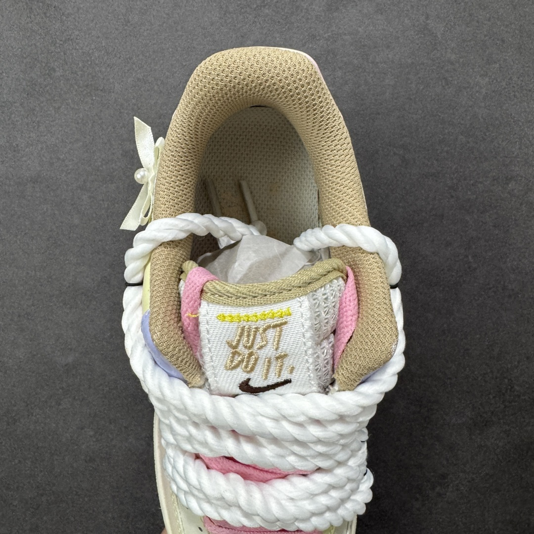 图片[7]-【定制版】手绘涂鸦“雾屿星芒”Nike Air Force 1 “Mist Island & Starlight”空军一号定制板鞋 采用马卡龙渐变底色（浅粉、淡蓝、奶黄晕染），鞋身拼接编织纹理材质增加质感，鞋侧点缀手绘星星元素；鞋带替换为粗绳结+粉白撞色设计，后跟饰有蝴蝶结细节并印“Hipper”字样，整体风格清新柔和又不失个性，适配日常穿搭与小众审美 货号：FJ7740-120 尺码： 36 36.5 37.5 38 38.5 39 40 40.5 41 42 42.5 43 44 44.5 45 编码：HXSA310320-选品中心