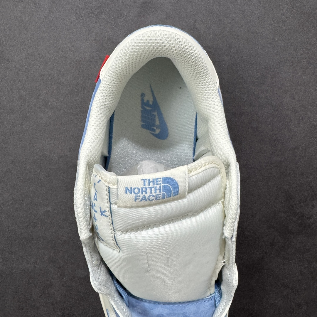 图片[7]-【定制版】The North Face x Supreme x Travis Scott x Air Jordan 1 Low 北面 x Sup x AJ1 低帮 三方联名 米白蓝倒钩 AJ1 乔丹1代 aj1 乔1 低邦 米白蓝倒勾 乔丹篮球鞋系列 鞋款整体以蓝色麂皮为底搭配白色框架覆盖层，标志性的反钩Swoosh Logo采用白色皮革呈现，内侧则辅以白色Swoosh Logo点缀，鞋舌等多处TS标志性元素均得以保留；鞋舌绣标上以The North Face字样呈现，鞋头处迷你Swoosh Logo蓝色刺绣妆点，后跟的鬼脸Logo标志以及Wings Logo均以蓝色缝线打造，后跟印有The North Face字样及红色绣标Supreme字样，彰显联名身份；最后以米白色中底搭配蓝色橡胶外底完善整体设计收尾。 货号：DM7866-124 尺码：36 36.5 37.5 38 38.5 39 40 40.5 41 42 42.5 43 44 44.5 45 编码：HXSB330340-选品中心