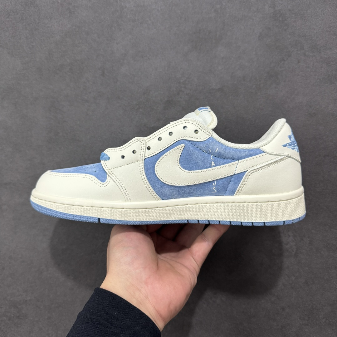 图片[2]-【定制版】The North Face x Supreme x Travis Scott x Air Jordan 1 Low 北面 x Sup x AJ1 低帮 三方联名 米白蓝倒钩 AJ1 乔丹1代 aj1 乔1 低邦 米白蓝倒勾 乔丹篮球鞋系列 鞋款整体以蓝色麂皮为底搭配白色框架覆盖层，标志性的反钩Swoosh Logo采用白色皮革呈现，内侧则辅以白色Swoosh Logo点缀，鞋舌等多处TS标志性元素均得以保留；鞋舌绣标上以The North Face字样呈现，鞋头处迷你Swoosh Logo蓝色刺绣妆点，后跟的鬼脸Logo标志以及Wings Logo均以蓝色缝线打造，后跟印有The North Face字样及红色绣标Supreme字样，彰显联名身份；最后以米白色中底搭配蓝色橡胶外底完善整体设计收尾。 货号：DM7866-124 尺码：36 36.5 37.5 38 38.5 39 40 40.5 41 42 42.5 43 44 44.5 45 编码：HXSB330340-选品中心