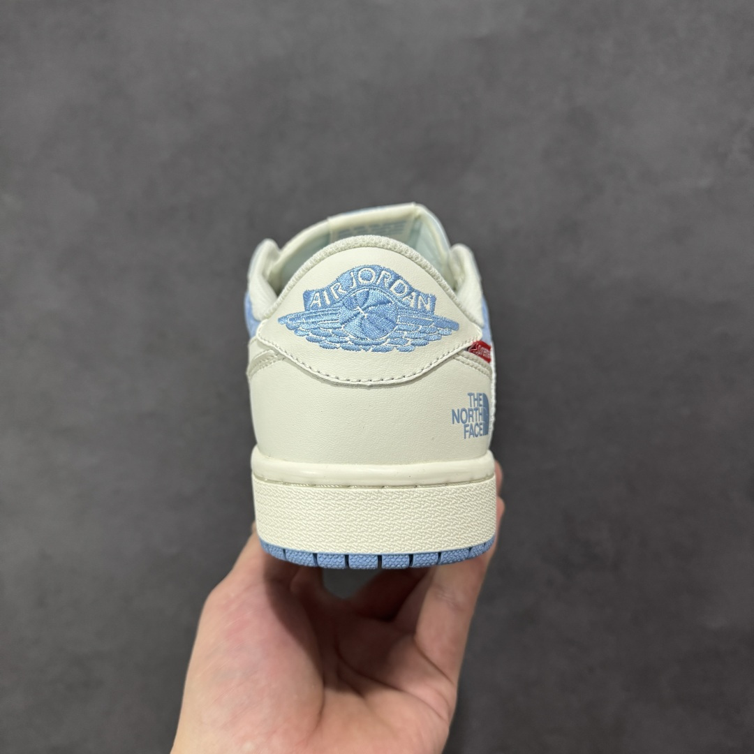 图片[4]-【定制版】The North Face x Supreme x Travis Scott x Air Jordan 1 Low 北面 x Sup x AJ1 低帮 三方联名 米白蓝倒钩 AJ1 乔丹1代 aj1 乔1 低邦 米白蓝倒勾 乔丹篮球鞋系列 鞋款整体以蓝色麂皮为底搭配白色框架覆盖层，标志性的反钩Swoosh Logo采用白色皮革呈现，内侧则辅以白色Swoosh Logo点缀，鞋舌等多处TS标志性元素均得以保留；鞋舌绣标上以The North Face字样呈现，鞋头处迷你Swoosh Logo蓝色刺绣妆点，后跟的鬼脸Logo标志以及Wings Logo均以蓝色缝线打造，后跟印有The North Face字样及红色绣标Supreme字样，彰显联名身份；最后以米白色中底搭配蓝色橡胶外底完善整体设计收尾。 货号：DM7866-124 尺码：36 36.5 37.5 38 38.5 39 40 40.5 41 42 42.5 43 44 44.5 45 编码：HXSB330340-选品中心