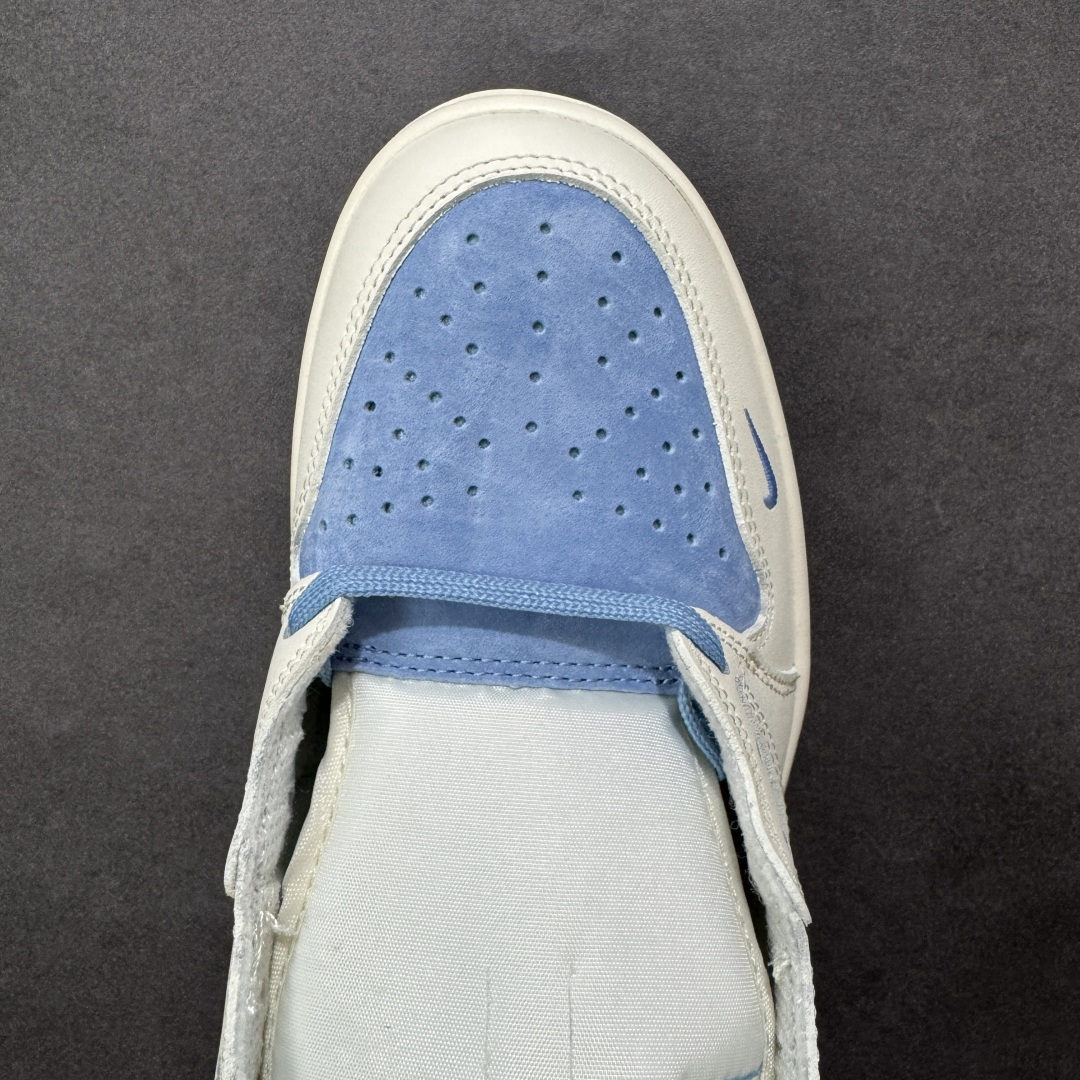 图片[8]-【定制版】The North Face x Supreme x Travis Scott x Air Jordan 1 Low 北面 x Sup x AJ1 低帮 三方联名 米白蓝倒钩 AJ1 乔丹1代 aj1 乔1 低邦 米白蓝倒勾 乔丹篮球鞋系列 鞋款整体以蓝色麂皮为底搭配白色框架覆盖层，标志性的反钩Swoosh Logo采用白色皮革呈现，内侧则辅以白色Swoosh Logo点缀，鞋舌等多处TS标志性元素均得以保留；鞋舌绣标上以The North Face字样呈现，鞋头处迷你Swoosh Logo蓝色刺绣妆点，后跟的鬼脸Logo标志以及Wings Logo均以蓝色缝线打造，后跟印有The North Face字样及红色绣标Supreme字样，彰显联名身份；最后以米白色中底搭配蓝色橡胶外底完善整体设计收尾。 货号：DM7866-124 尺码：36 36.5 37.5 38 38.5 39 40 40.5 41 42 42.5 43 44 44.5 45 编码：HXSB330340-选品中心