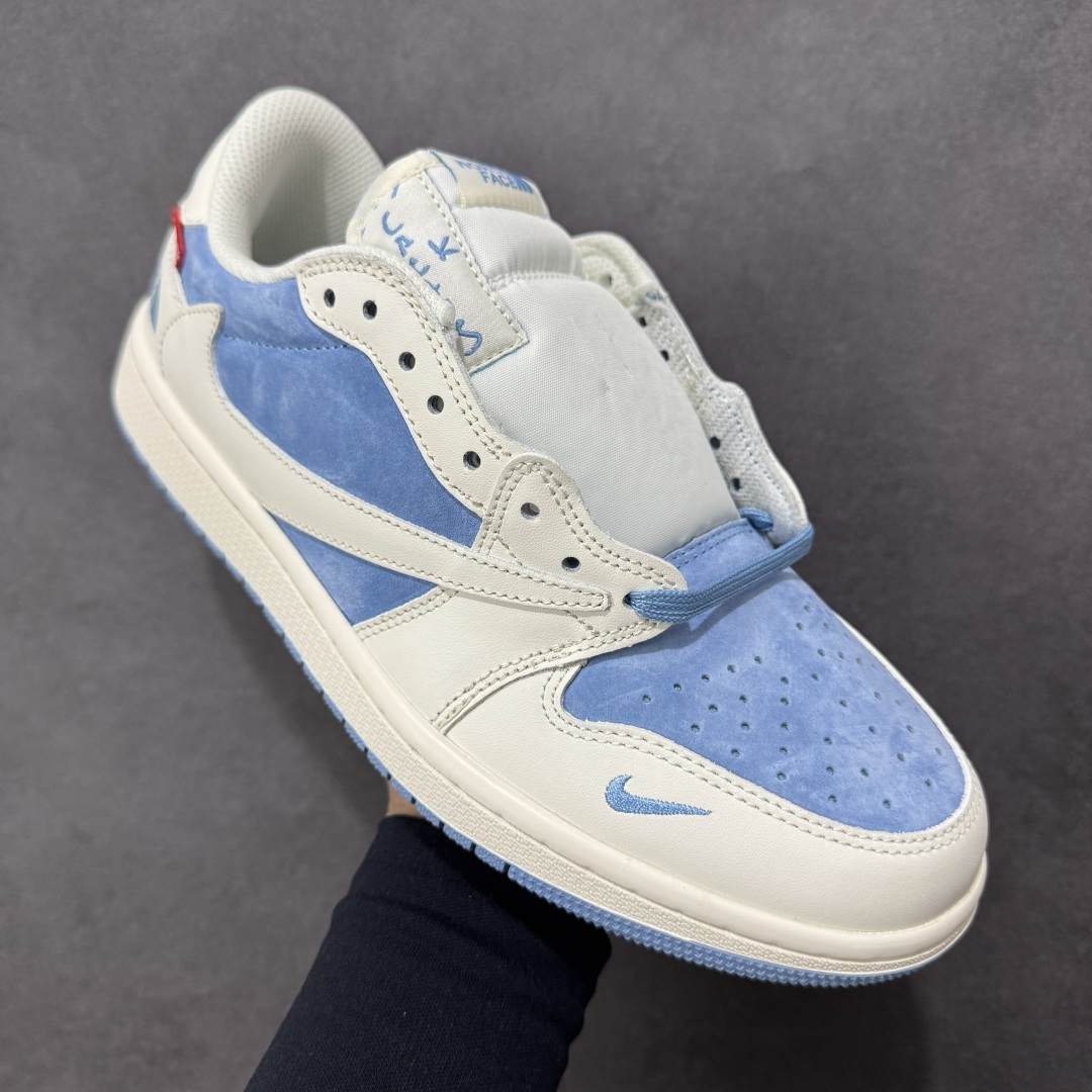 图片[3]-【定制版】The North Face x Supreme x Travis Scott x Air Jordan 1 Low 北面 x Sup x AJ1 低帮 三方联名 米白蓝倒钩 AJ1 乔丹1代 aj1 乔1 低邦 米白蓝倒勾 乔丹篮球鞋系列 鞋款整体以蓝色麂皮为底搭配白色框架覆盖层，标志性的反钩Swoosh Logo采用白色皮革呈现，内侧则辅以白色Swoosh Logo点缀，鞋舌等多处TS标志性元素均得以保留；鞋舌绣标上以The North Face字样呈现，鞋头处迷你Swoosh Logo蓝色刺绣妆点，后跟的鬼脸Logo标志以及Wings Logo均以蓝色缝线打造，后跟印有The North Face字样及红色绣标Supreme字样，彰显联名身份；最后以米白色中底搭配蓝色橡胶外底完善整体设计收尾。 货号：DM7866-124 尺码：36 36.5 37.5 38 38.5 39 40 40.5 41 42 42.5 43 44 44.5 45 编码：HXSB330340-选品中心