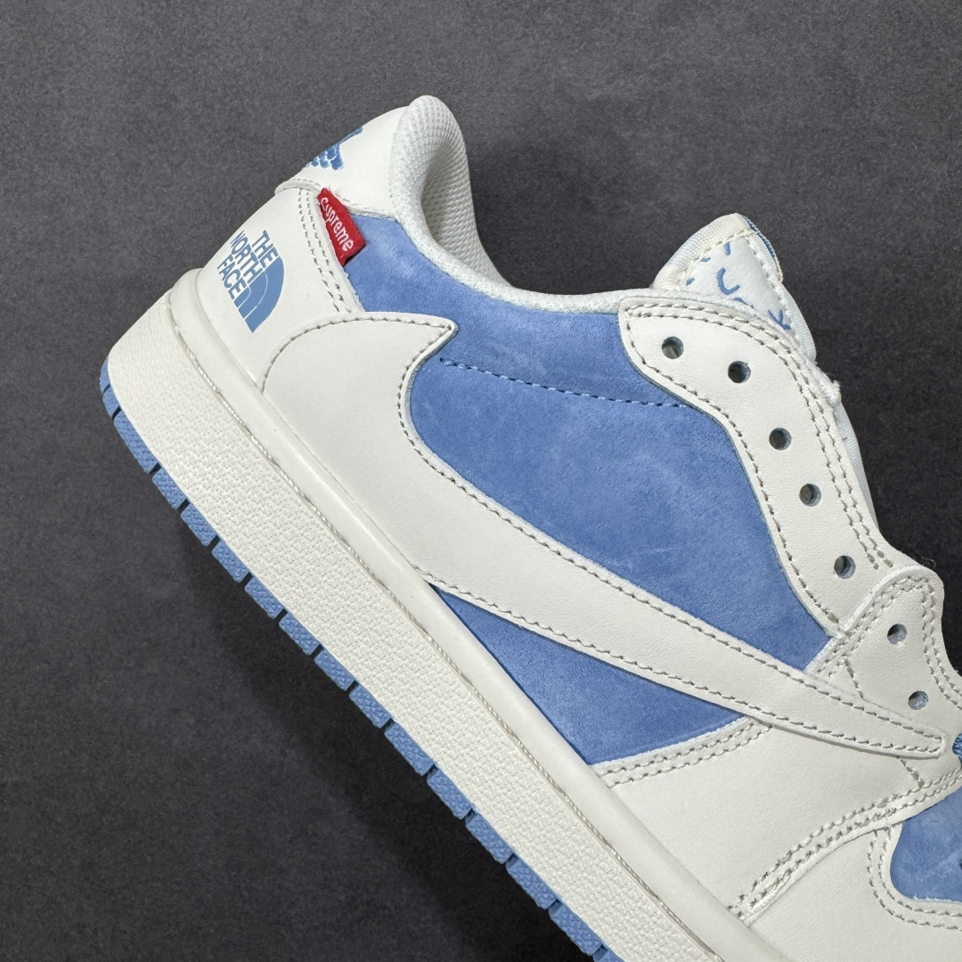 图片[6]-【定制版】The North Face x Supreme x Travis Scott x Air Jordan 1 Low 北面 x Sup x AJ1 低帮 三方联名 米白蓝倒钩 AJ1 乔丹1代 aj1 乔1 低邦 米白蓝倒勾 乔丹篮球鞋系列 鞋款整体以蓝色麂皮为底搭配白色框架覆盖层，标志性的反钩Swoosh Logo采用白色皮革呈现，内侧则辅以白色Swoosh Logo点缀，鞋舌等多处TS标志性元素均得以保留；鞋舌绣标上以The North Face字样呈现，鞋头处迷你Swoosh Logo蓝色刺绣妆点，后跟的鬼脸Logo标志以及Wings Logo均以蓝色缝线打造，后跟印有The North Face字样及红色绣标Supreme字样，彰显联名身份；最后以米白色中底搭配蓝色橡胶外底完善整体设计收尾。 货号：DM7866-124 尺码：36 36.5 37.5 38 38.5 39 40 40.5 41 42 42.5 43 44 44.5 45 编码：HXSB330340-选品中心