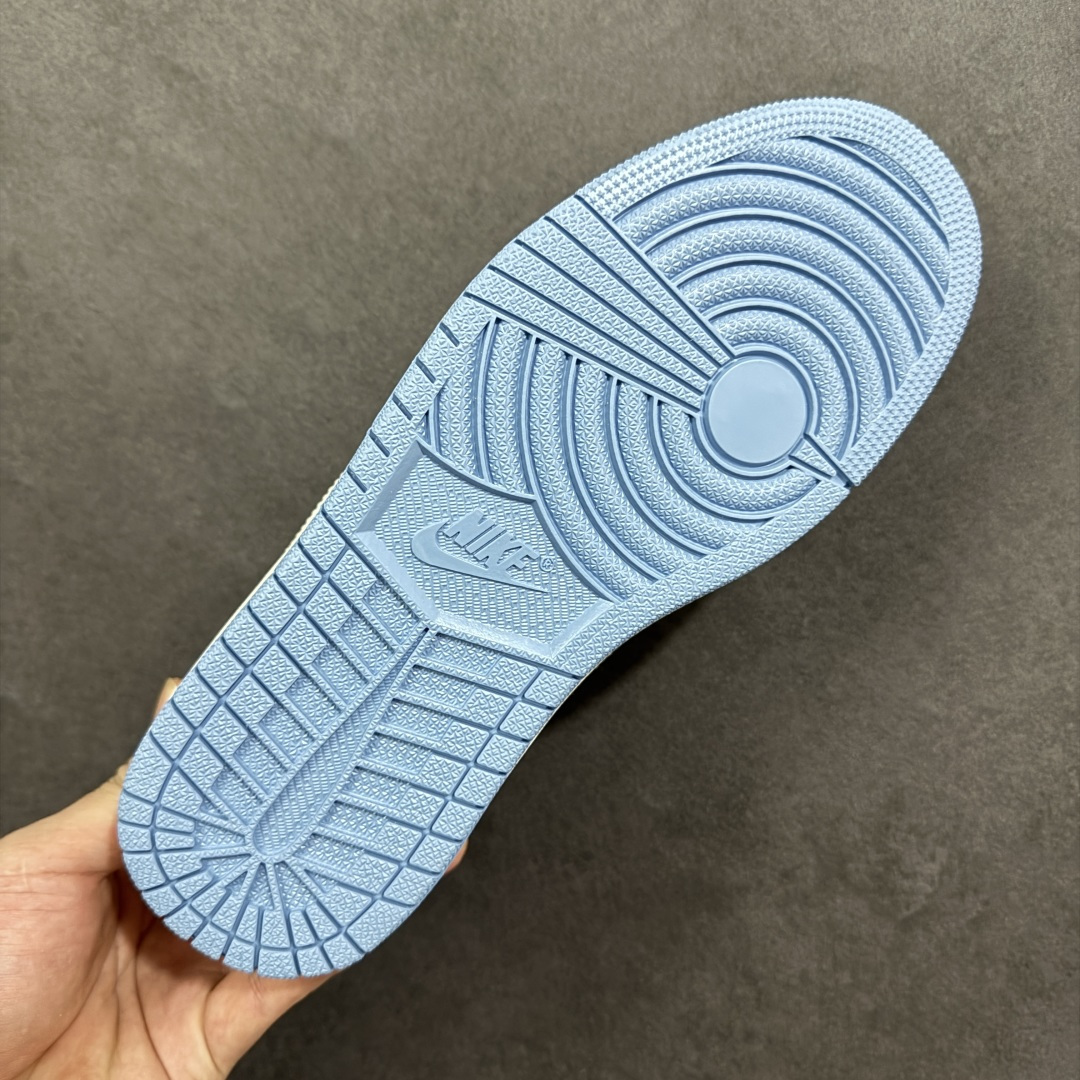 图片[9]-【定制版】The North Face x Supreme x Travis Scott x Air Jordan 1 Low 北面 x Sup x AJ1 低帮 三方联名 米白蓝倒钩 AJ1 乔丹1代 aj1 乔1 低邦 米白蓝倒勾 乔丹篮球鞋系列 鞋款整体以蓝色麂皮为底搭配白色框架覆盖层，标志性的反钩Swoosh Logo采用白色皮革呈现，内侧则辅以白色Swoosh Logo点缀，鞋舌等多处TS标志性元素均得以保留；鞋舌绣标上以The North Face字样呈现，鞋头处迷你Swoosh Logo蓝色刺绣妆点，后跟的鬼脸Logo标志以及Wings Logo均以蓝色缝线打造，后跟印有The North Face字样及红色绣标Supreme字样，彰显联名身份；最后以米白色中底搭配蓝色橡胶外底完善整体设计收尾。 货号：DM7866-124 尺码：36 36.5 37.5 38 38.5 39 40 40.5 41 42 42.5 43 44 44.5 45 编码：HXSB330340-选品中心