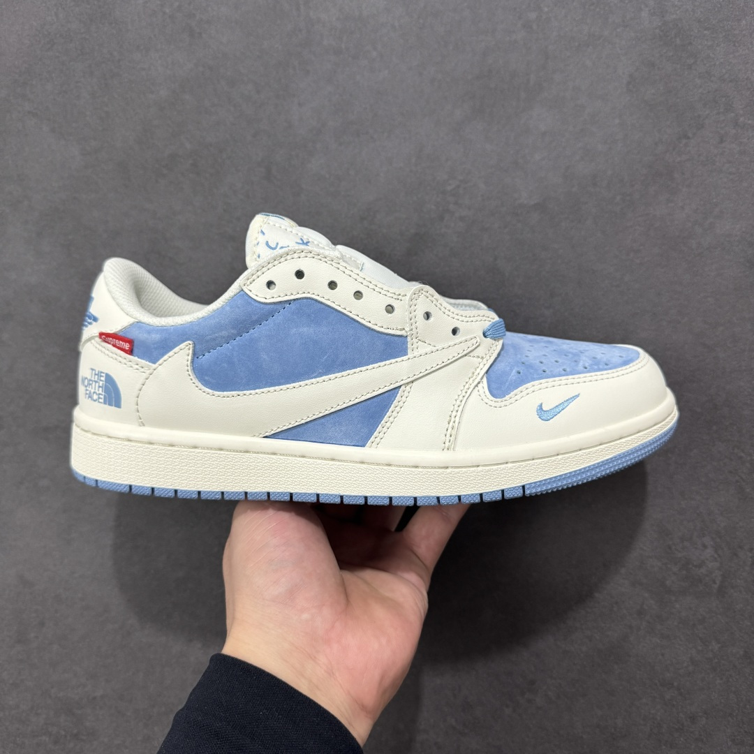 【定制版】The North Face x Supreme x Travis Scott x Air Jordan 1 Low 北面 x Sup x AJ1 低帮 三方联名 米白蓝倒钩 AJ1 乔丹1代 aj1 乔1 低邦 米白蓝倒勾 乔丹篮球鞋系列 鞋款整体以蓝色麂皮为底搭配白色框架覆盖层,标志性的反钩Swoosh Logo采用白色皮革呈现,内侧则辅以白色Swoosh Logo点缀,鞋舌等多处TS标志性元素均得以保留;鞋舌绣标上以The North Face字样呈现,鞋头处迷你Swoosh Logo蓝色刺绣妆点,后跟的鬼脸Logo标志以及Wings Logo均以蓝色缝线打造,后跟印有The North Face字样及红色绣标Supreme字样,彰显联名身份;最后以米白色中底搭配蓝色橡胶外底完善整体设计收尾。 货号:DM7866-124 尺码:36 36.5 37.5 38 38.5 39 40 40.5 41 42 42.5 43 44 44.5 45 编码:HXSB330340-选品中心