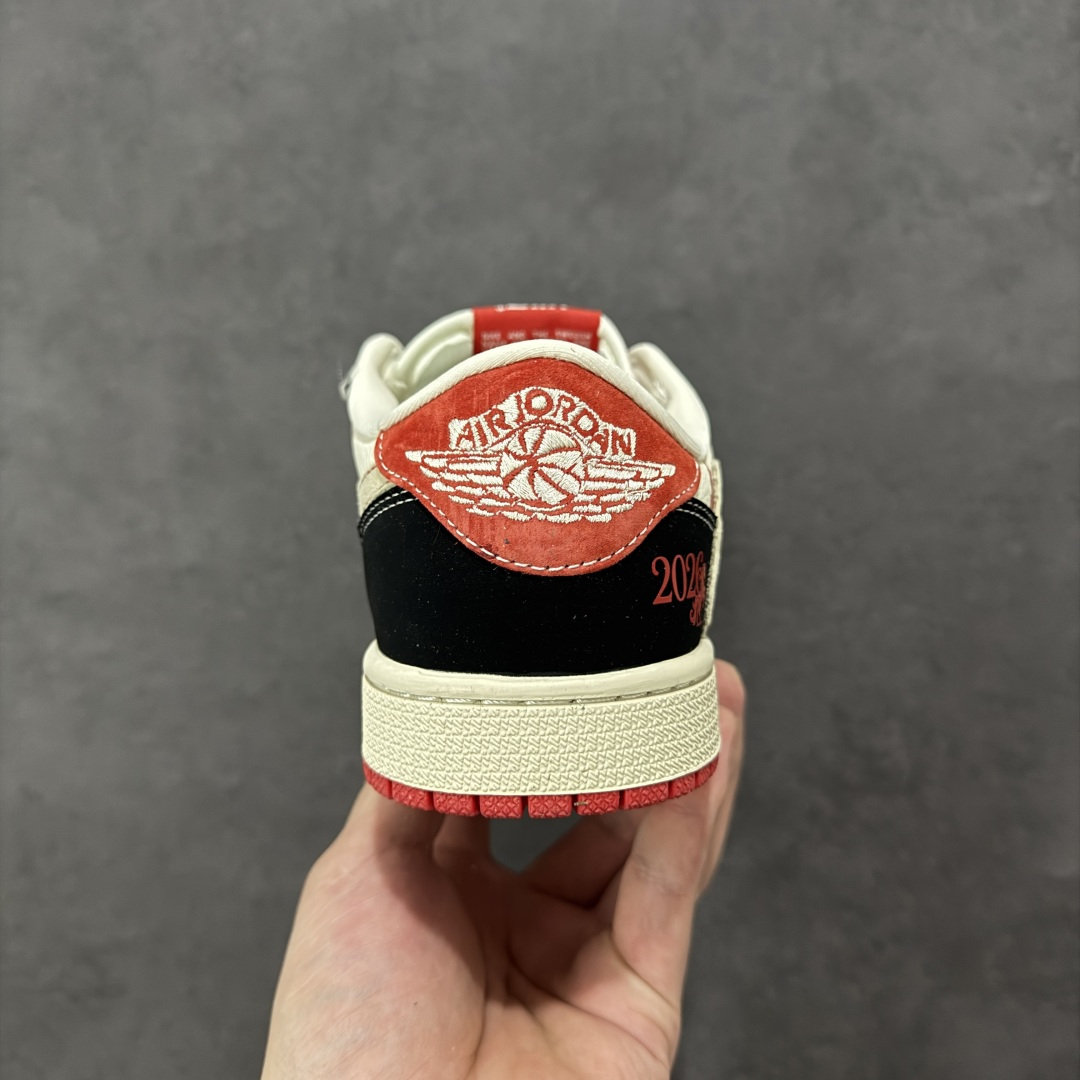 图片[4]-【定制版】Travis Scott x Fragment Design x Jordan Air Jordan 1 Low OG SP “马年联名——黑红马年” 多方联名合作融合了Travi翻毛蓝勾s Scott 独特的音乐风格，藤原浩个性的设计风格以及Jordan品牌的经典元素 使其成为一双具有独特身份和价值的鞋子 清新而立体的外观加上联名标识更突出了其独特身份 这种配色方案显示出活力和时尚感 在视觉上引人注目 鞋身的质感和细腻的细节处理使其显得高端而格调十足 这款“倒钩”联名是设计与创意完美结合 融合多方的个性风格是一款备受瞩目的潮流鞋款 低帮休闲板鞋 定制鞋盒 大厂纯原品质出货 超高清洁度 皮料切割干净无任何毛边 细节完美 货号：XS2025-086 尺码：36 36.5 37.5 38 38.5 39 40 40.5 41 42 42.5 43 44 44.5 45 编码：HXSB330340-选品中心