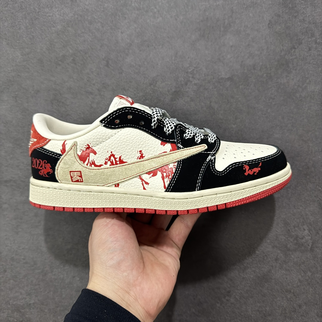 【定制版】Travis Scott x Fragment Design x Jordan Air Jordan 1 Low OG SP “马年联名——黑红马年” 多方联名合作融合了Travi翻毛蓝勾s Scott 独特的音乐风格,藤原浩个性的设计风格以及Jordan品牌的经典元素 使其成为一双具有独特身份和价值的鞋子 清新而立体的外观加上联名标识更突出了其独特身份 这种配色方案显示出活力和时尚感 在视觉上引人注目 鞋身的质感和细腻的细节处理使其显得高端而格调十足 这款“倒钩”联名是设计与创意完美结合 融合多方的个性风格是一款备受瞩目的潮流鞋款 低帮休闲板鞋 定制鞋盒 大厂纯原品质出货 超高清洁度 皮料切割干净无任何毛边 细节完美 货号:XS2025-086 尺码:36 36.5 37.5 38 38.5 39 40 40.5 41 42 42.5 43 44 44.5 45 编码:HXSB330340-选品中心