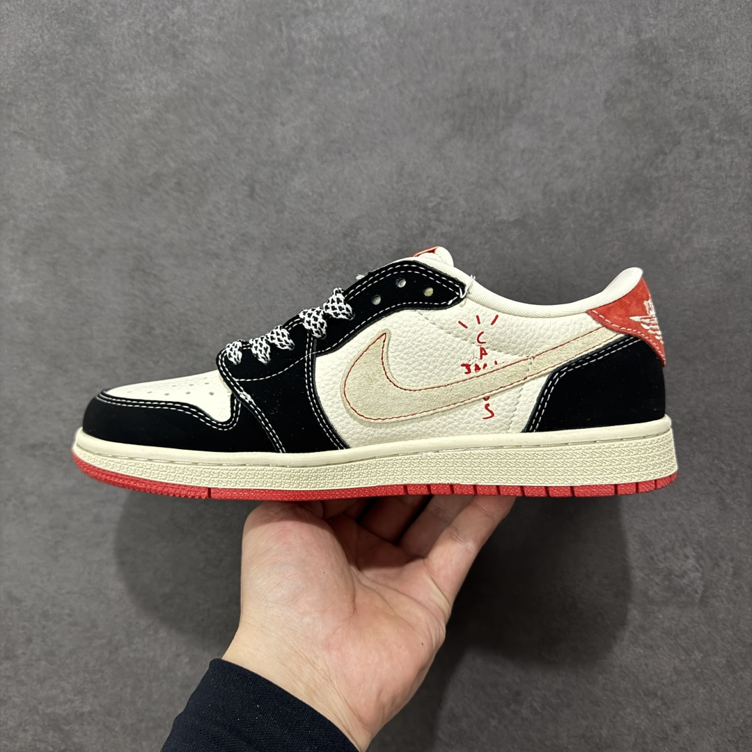 图片[2]-【定制版】Travis Scott x Fragment Design x Jordan Air Jordan 1 Low OG SP “马年联名——黑红马年” 多方联名合作融合了Travi翻毛蓝勾s Scott 独特的音乐风格，藤原浩个性的设计风格以及Jordan品牌的经典元素 使其成为一双具有独特身份和价值的鞋子 清新而立体的外观加上联名标识更突出了其独特身份 这种配色方案显示出活力和时尚感 在视觉上引人注目 鞋身的质感和细腻的细节处理使其显得高端而格调十足 这款“倒钩”联名是设计与创意完美结合 融合多方的个性风格是一款备受瞩目的潮流鞋款 低帮休闲板鞋 定制鞋盒 大厂纯原品质出货 超高清洁度 皮料切割干净无任何毛边 细节完美 货号：XS2025-086 尺码：36 36.5 37.5 38 38.5 39 40 40.5 41 42 42.5 43 44 44.5 45 编码：HXSB330340-选品中心
