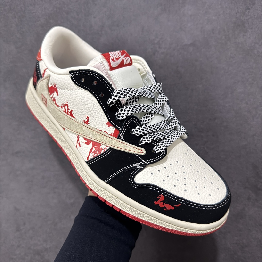 图片[3]-【定制版】Travis Scott x Fragment Design x Jordan Air Jordan 1 Low OG SP “马年联名——黑红马年” 多方联名合作融合了Travi翻毛蓝勾s Scott 独特的音乐风格，藤原浩个性的设计风格以及Jordan品牌的经典元素 使其成为一双具有独特身份和价值的鞋子 清新而立体的外观加上联名标识更突出了其独特身份 这种配色方案显示出活力和时尚感 在视觉上引人注目 鞋身的质感和细腻的细节处理使其显得高端而格调十足 这款“倒钩”联名是设计与创意完美结合 融合多方的个性风格是一款备受瞩目的潮流鞋款 低帮休闲板鞋 定制鞋盒 大厂纯原品质出货 超高清洁度 皮料切割干净无任何毛边 细节完美 货号：XS2025-086 尺码：36 36.5 37.5 38 38.5 39 40 40.5 41 42 42.5 43 44 44.5 45 编码：HXSB330340-选品中心