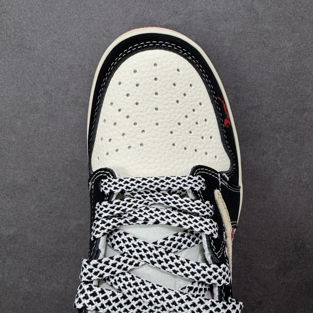 图片[8]-【定制版】Travis Scott x Fragment Design x Jordan Air Jordan 1 Low OG SP “马年联名——黑红马年” 多方联名合作融合了Travi翻毛蓝勾s Scott 独特的音乐风格，藤原浩个性的设计风格以及Jordan品牌的经典元素 使其成为一双具有独特身份和价值的鞋子 清新而立体的外观加上联名标识更突出了其独特身份 这种配色方案显示出活力和时尚感 在视觉上引人注目 鞋身的质感和细腻的细节处理使其显得高端而格调十足 这款“倒钩”联名是设计与创意完美结合 融合多方的个性风格是一款备受瞩目的潮流鞋款 低帮休闲板鞋 定制鞋盒 大厂纯原品质出货 超高清洁度 皮料切割干净无任何毛边 细节完美 货号：XS2025-086 尺码：36 36.5 37.5 38 38.5 39 40 40.5 41 42 42.5 43 44 44.5 45 编码：HXSB330340-选品中心