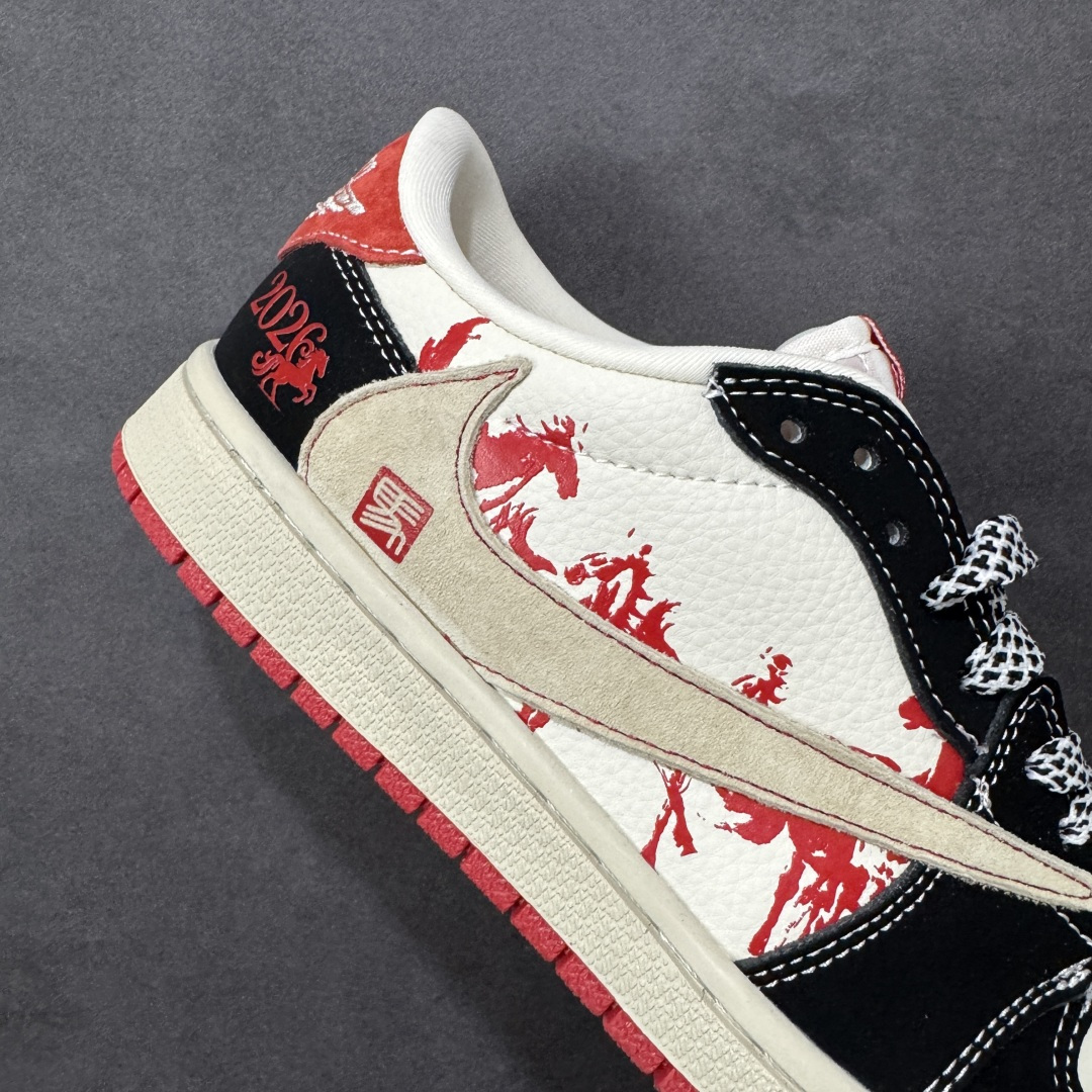 图片[6]-【定制版】Travis Scott x Fragment Design x Jordan Air Jordan 1 Low OG SP “马年联名——黑红马年” 多方联名合作融合了Travi翻毛蓝勾s Scott 独特的音乐风格，藤原浩个性的设计风格以及Jordan品牌的经典元素 使其成为一双具有独特身份和价值的鞋子 清新而立体的外观加上联名标识更突出了其独特身份 这种配色方案显示出活力和时尚感 在视觉上引人注目 鞋身的质感和细腻的细节处理使其显得高端而格调十足 这款“倒钩”联名是设计与创意完美结合 融合多方的个性风格是一款备受瞩目的潮流鞋款 低帮休闲板鞋 定制鞋盒 大厂纯原品质出货 超高清洁度 皮料切割干净无任何毛边 细节完美 货号：XS2025-086 尺码：36 36.5 37.5 38 38.5 39 40 40.5 41 42 42.5 43 44 44.5 45 编码：HXSB330340-选品中心