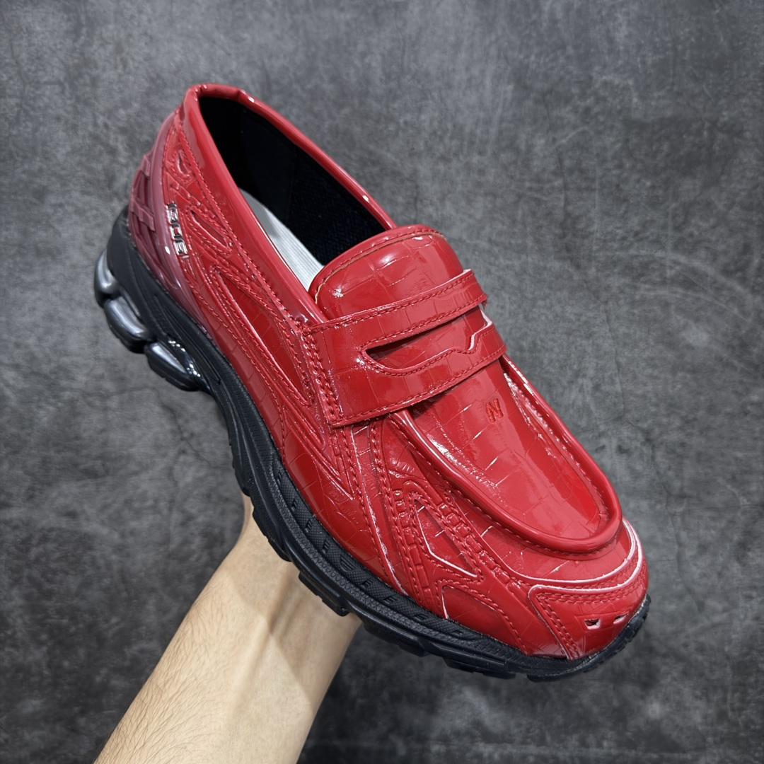 图片[3]-【公司级】JUNYA WATANABE x New Balance NB 1906R 新百伦联名款舒适百搭防滑低帮生活休闲鞋乐福鞋 Junya Watanabe 和 New Balance 再次联手，推出了全新的合作款——1906 Loafer。这款跨越运动鞋与皮鞋界限的设计。设计将 New Balance 1906R 的技术与经典皮革便鞋的风格完美融合。厚实的鞋底与精致的漆皮鞋面，不仅保留了运动鞋的舒适感，还能轻松驾驭休闲与正式造型。一位国外鞋友对此鞋的评价颇具趣味：“这是开完重要会议后，立马开始 5K 长跑的理想鞋款。”-选品中心