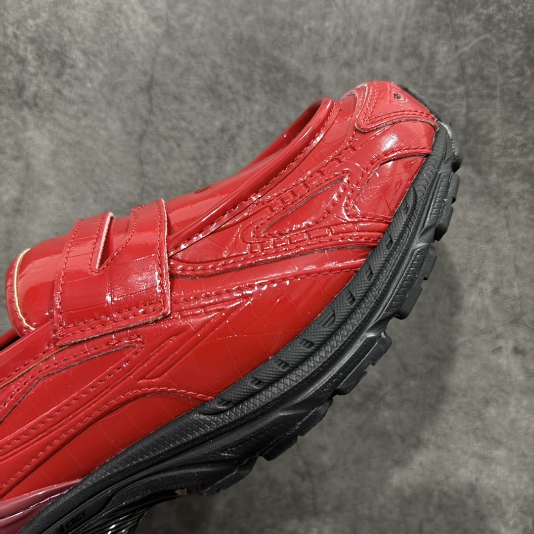 图片[6]-【公司级】JUNYA WATANABE x New Balance NB 1906R 新百伦联名款舒适百搭防滑低帮生活休闲鞋乐福鞋 Junya Watanabe 和 New Balance 再次联手，推出了全新的合作款——1906 Loafer。这款跨越运动鞋与皮鞋界限的设计。设计将 New Balance 1906R 的技术与经典皮革便鞋的风格完美融合。厚实的鞋底与精致的漆皮鞋面，不仅保留了运动鞋的舒适感，还能轻松驾驭休闲与正式造型。一位国外鞋友对此鞋的评价颇具趣味：“这是开完重要会议后，立马开始 5K 长跑的理想鞋款。”-选品中心